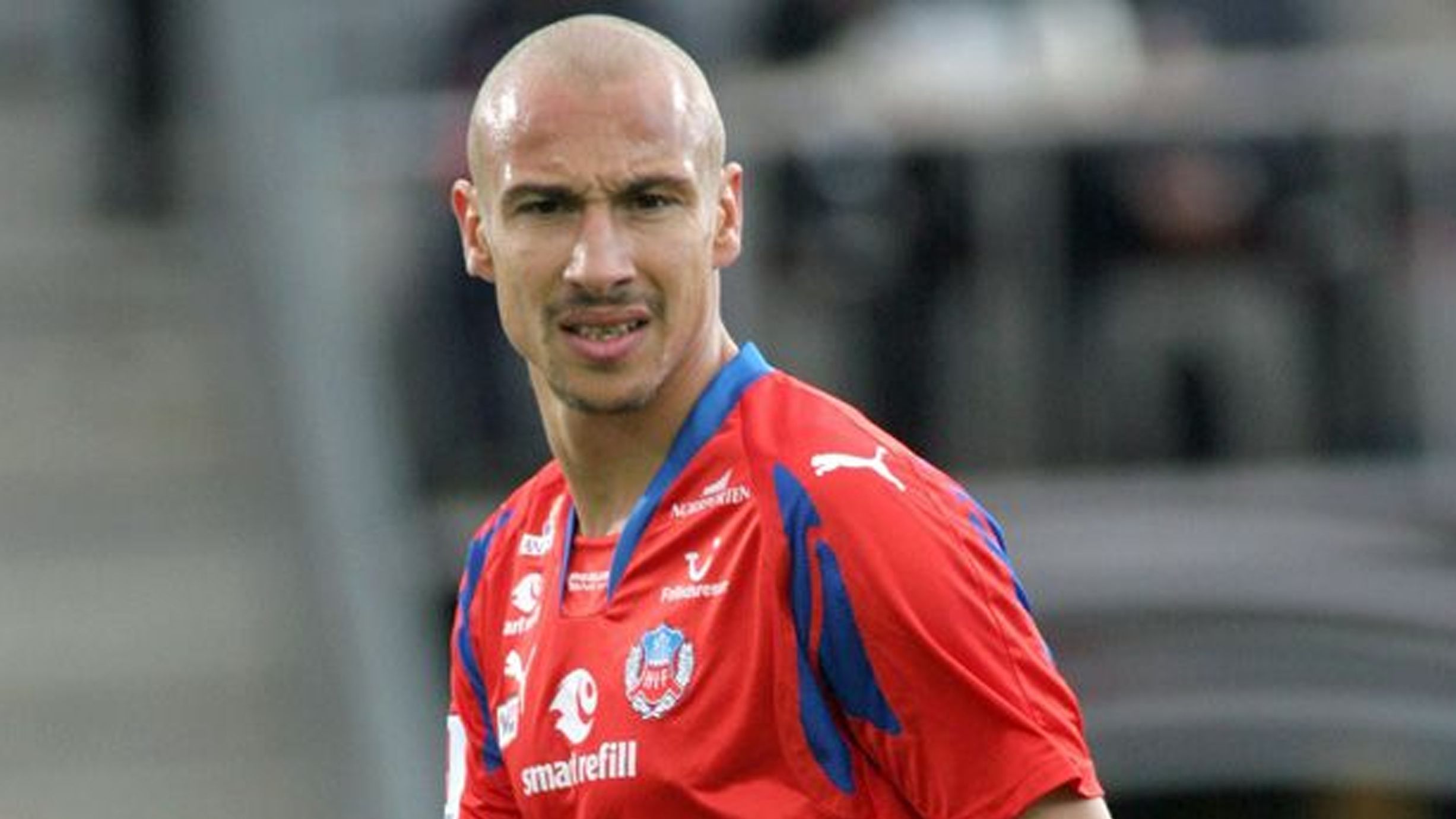 
                <strong>Henrik Larsson (Helsingborg)</strong><br>
                Der frühere Torjäger von Celtic Glasgow und dem FC Barcelona ist in seiner Heimatstadt Helsingborg eine lebende Legende. 2007 kehrte er von Manchester United nach Helsingborg zurück, um dort seine Karriere zu beenden, wo sie auch begann. Er trug die Nummer 17 quasi in den Ruhestand. Aktuell ist er Trainer seines Heimatvereins und trainiert damit auch Sohn Jordan - der läuft mit der Nummer 18 auf!
              