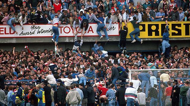 
                <strong>Hillsborough</strong><br>
                Hillsborough-Katastrophe: Am 15. April 1989 kam es beim Auswärtsspiel in Sheffield zur Tragödie. In den Auswärtsblock der Liverpool-Fans wurden viel zu viele Fans gelassen, es kam zur Panik. In dem Gedränge starben 96 Liverpool-Fans, 766 wurden an dem schwärzesten Tag der Vereinsgeschichte verletzt.
              