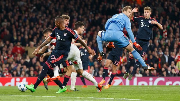 
                <strong>Neuer Patzer</strong><br>
                Der Ball fällt dem eingewechselten Olivier Giroud erst auf den Kopf, geht von dort an die Hand des Franzosen ...
              