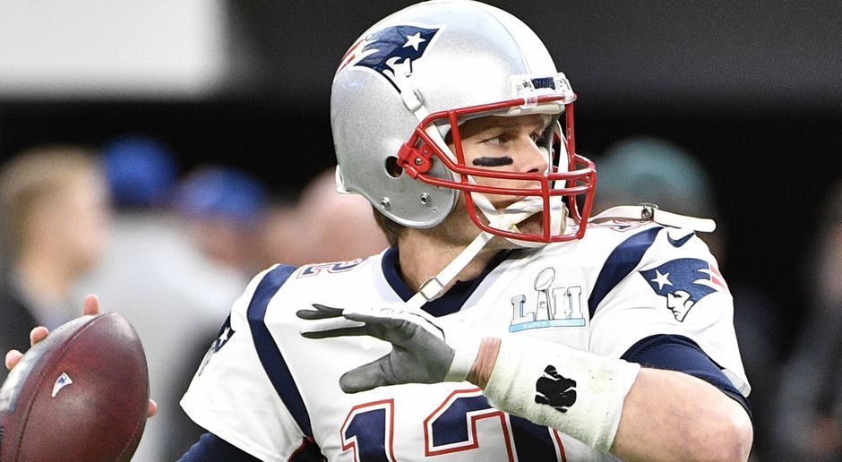 
                <strong>New England Patriots</strong><br>
                Auch die New England Patriots sind ein Kandidat für einen Trade. Bill Belichick schwärmte zuletzt sehr auffällig von Lamar Jackson, seines Zeichens Quarterback und damit Backup-Kandidat für Legende Tom Brady (Bild). Die Picks Nummer 23 und 31 könnten aber zu weit hinten sein, um auf der Spielmacher-Position adäquat zuschlagen zu können. Heißt: Auch sie müssten ein bisschen was bieten, um weiter nach oben zu kommen.
              