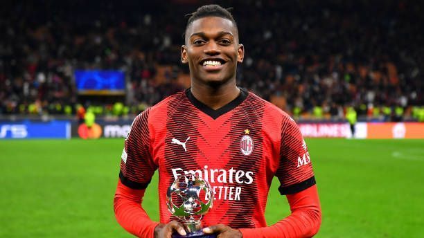 <strong>Rafael Leao (AC Mailand)</strong><br>... Bei der AC hat der Flügelstürmer noch bis 2028 Vertrag. Sein derzeitiger Marktwert wird auf 75 Millionen Euro taxiert. In der Serie A legte der 25-Jährige in dieser Saison acht Treffer auf und erzielte daneben zehn weitere Tore. Auch in der Königsklasse konnte er dreimal knipsen.