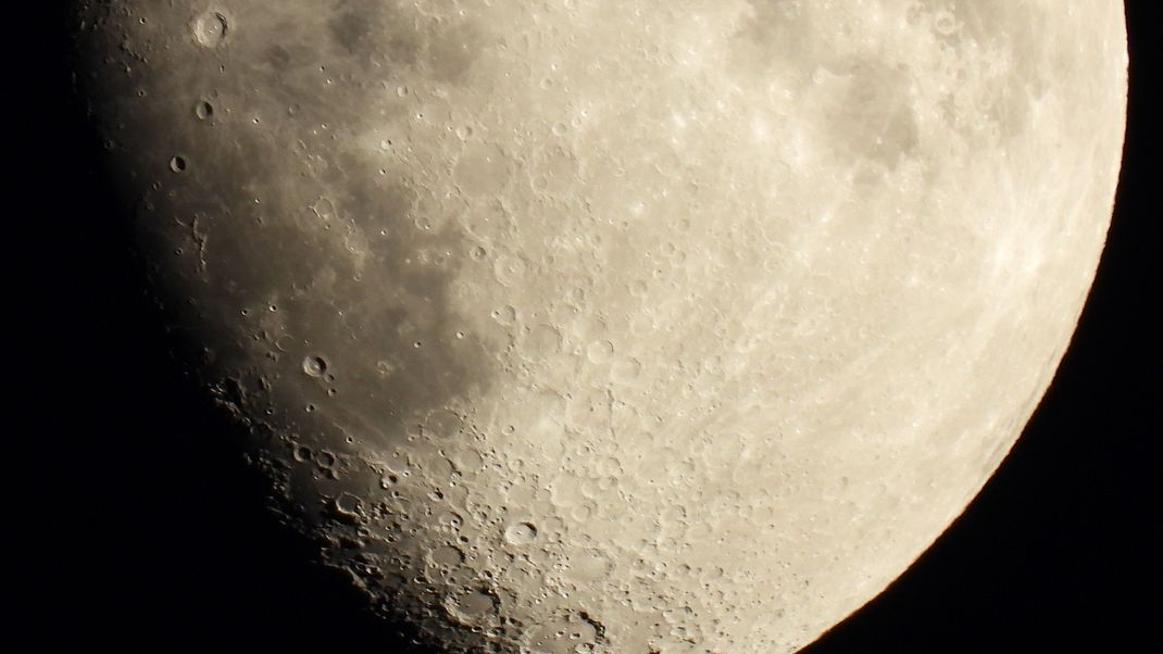 SPACE-EXPLORATION/MOON