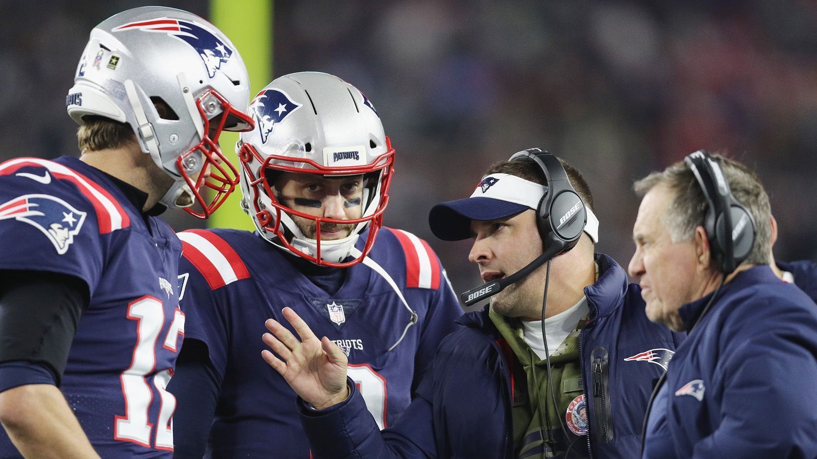 
                <strong>Josh McDaniels - Offensive Coordinator/QB Coach (New England Patriots)</strong><br>
                McDaniels' Karriere bei den Patriots beginnt im Jahr 2001. Ja, die harten Fans unter euch wissen es, 2001 gewannen die Patriots den Super Bowl XXXVI gegen die Rams. McDaniels war damals Personnel Assistant. Zwei Jahre später gewann er als Defensive Assistant erneut den Super Bowl und legte 2004 als Quarterback Coach nach. Nach Zwischenstopps als Head Coach in Denver und Offensive Coordinator bei den Rams kehrte McDaniels 2012 zurück zu den Patriots und hat seitdem die Stelle als Offensive Coordinator und Quarterback Coach inne. Also ein erfahrener Trainer, der Belichick immer den Rücken stärkt.
              