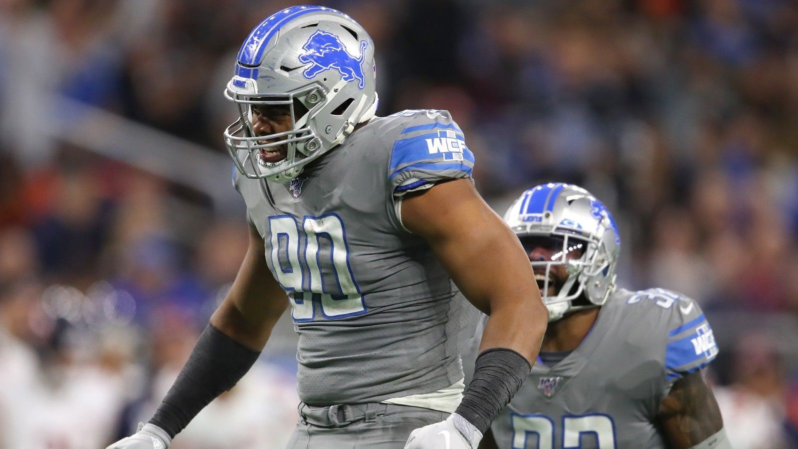 
                <strong>Detroit Lions: Trey Flowers (Defense)</strong><br>
                Fünf Jahre, 90 Millionen Dollar. Die Lions statteten Flowers 2019 mit einem teuren Vertrag aus, um den lahmen Pass Rush auf Vordermann zu bringen. In seiner ersten Saison in Detroit konnte er seinen Vertrag aber nicht rechtfertigen, lediglich sieben Sacks bei 35 Pressures verbuchte Flowers. Wenig überraschend stellten die Lions einen der harmlosesten Pass Rushs der gesamten Liga. Steigert Flowers seine Zahlen nicht, droht der Lions-Defense auch 2020 lange Nachmittage.
              