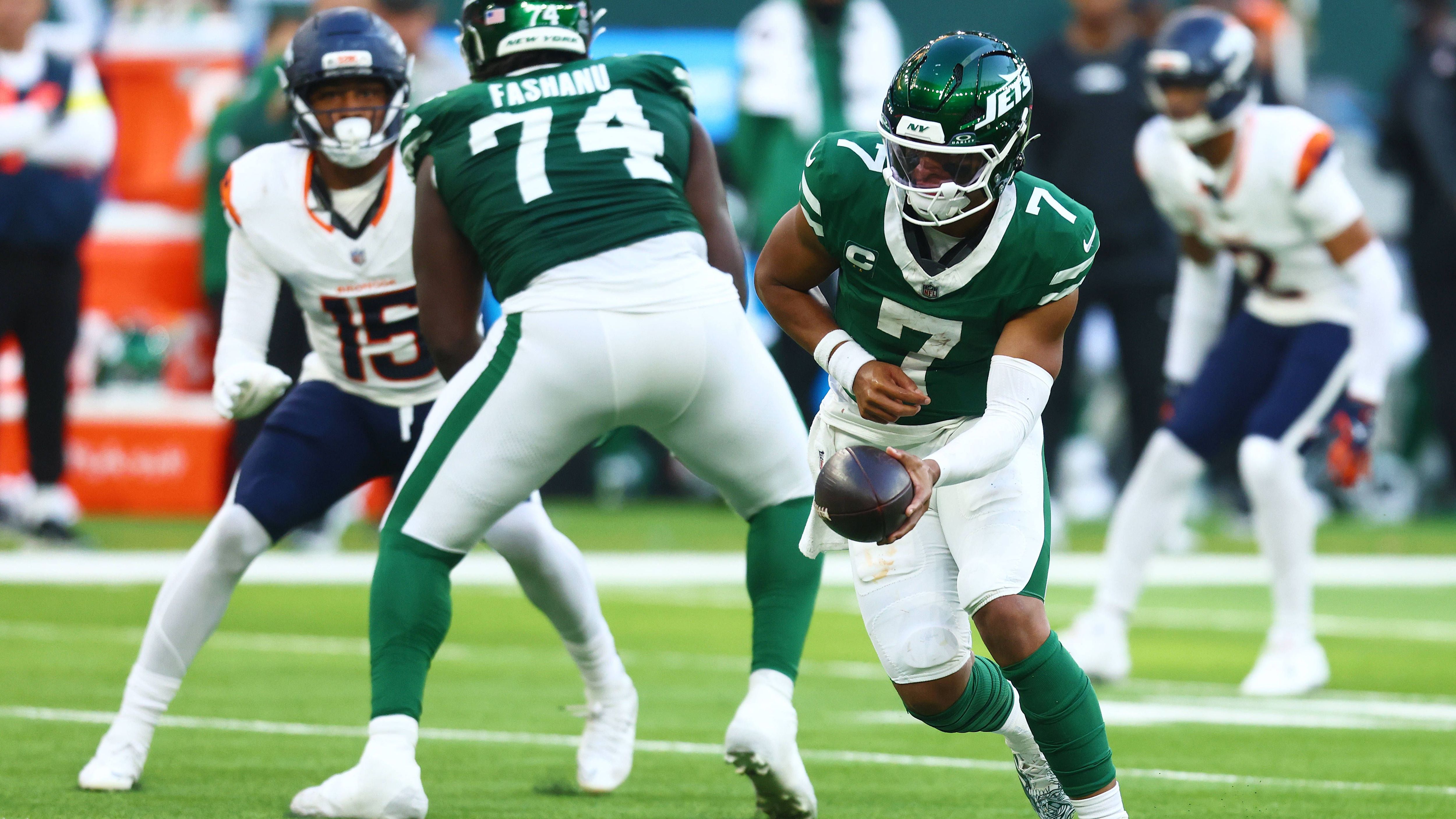 <strong>Platz 28: Justin Fields (New York Jets)</strong> <br>Puh, war das schlecht! Gegen die Denver Broncos schaffte Justin Fields das Kunststück, auf sagenhafte minus zehn Passing Yards zu kommen. Die neun Sacks in London - teilweise wegen zu langsamer Entscheidungsfindung des Quarterbacks - waren ein Offenbarungseid. Da gerät es etwas in Vergessenheit, dass Fields in dieser Saison noch keine einzige Interception warf und eigentlich nicht der Hauptgrund dafür ist, dass die Jets bei 0-6 stehen.