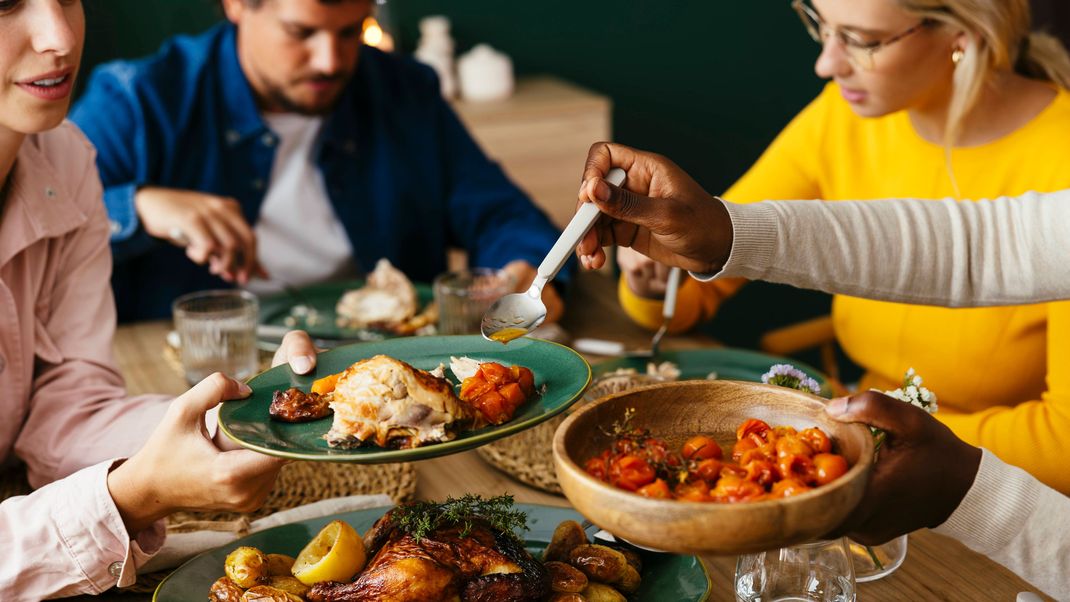 Zu einem typischen Thanksgiving-Essen gehört Truthahn.