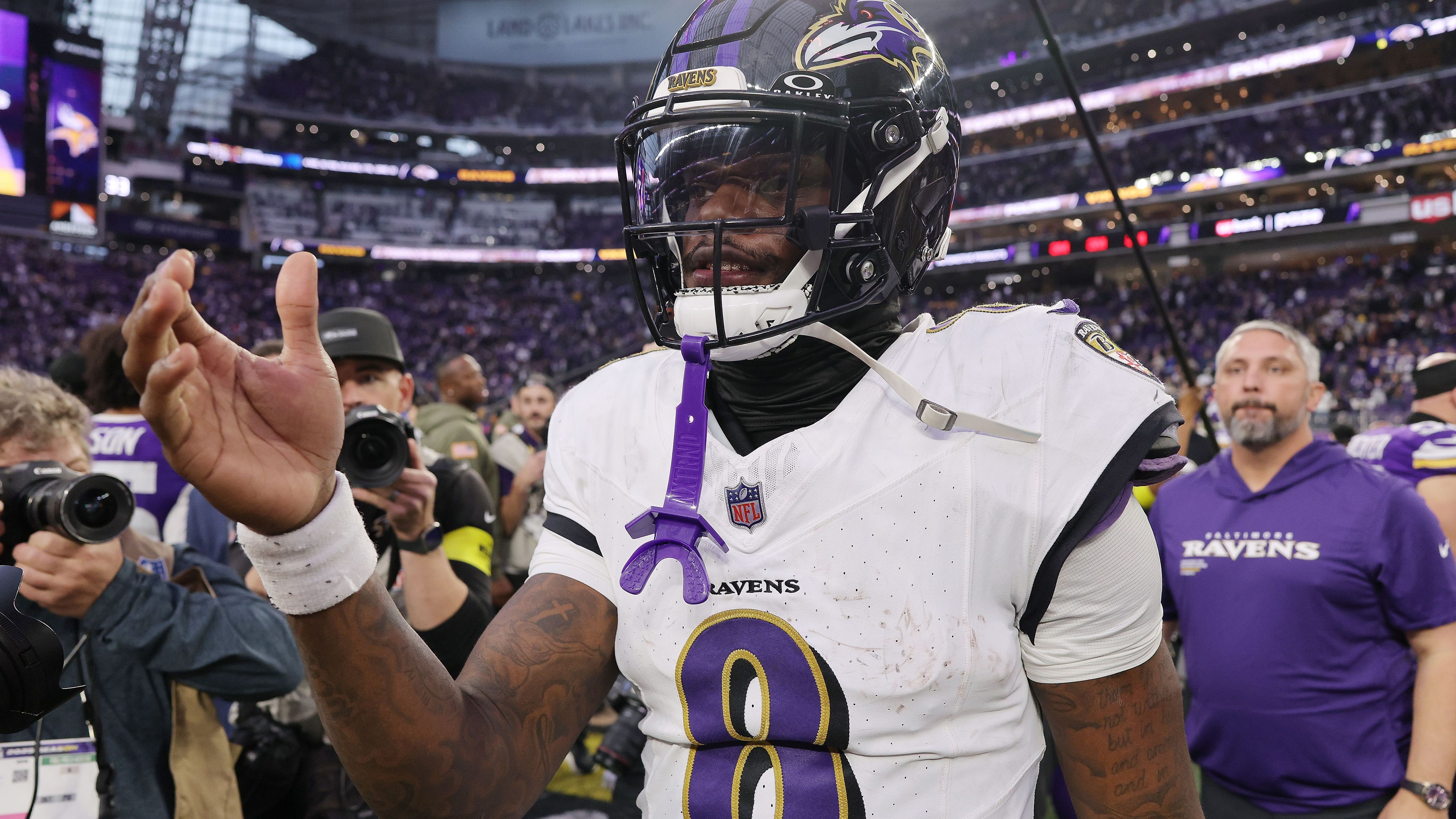 <strong>Platz 5: Lamar Jackson (Baltimore Ravens)</strong><br>Lamar Jackson läuft wieder und es läuft wieder bei den Ravens. Auch im zweiten Spiel nach seiner Verletzungspause führte er sein Team zum Sieg, nach der Gala in Miami mussten es gegen die Minnesota Vikings aber auch mal nur ein Touchdown-Pass sowie eine normale Passquote von 58,6 Prozent - seine schlechteste in dieser Saison - tun.