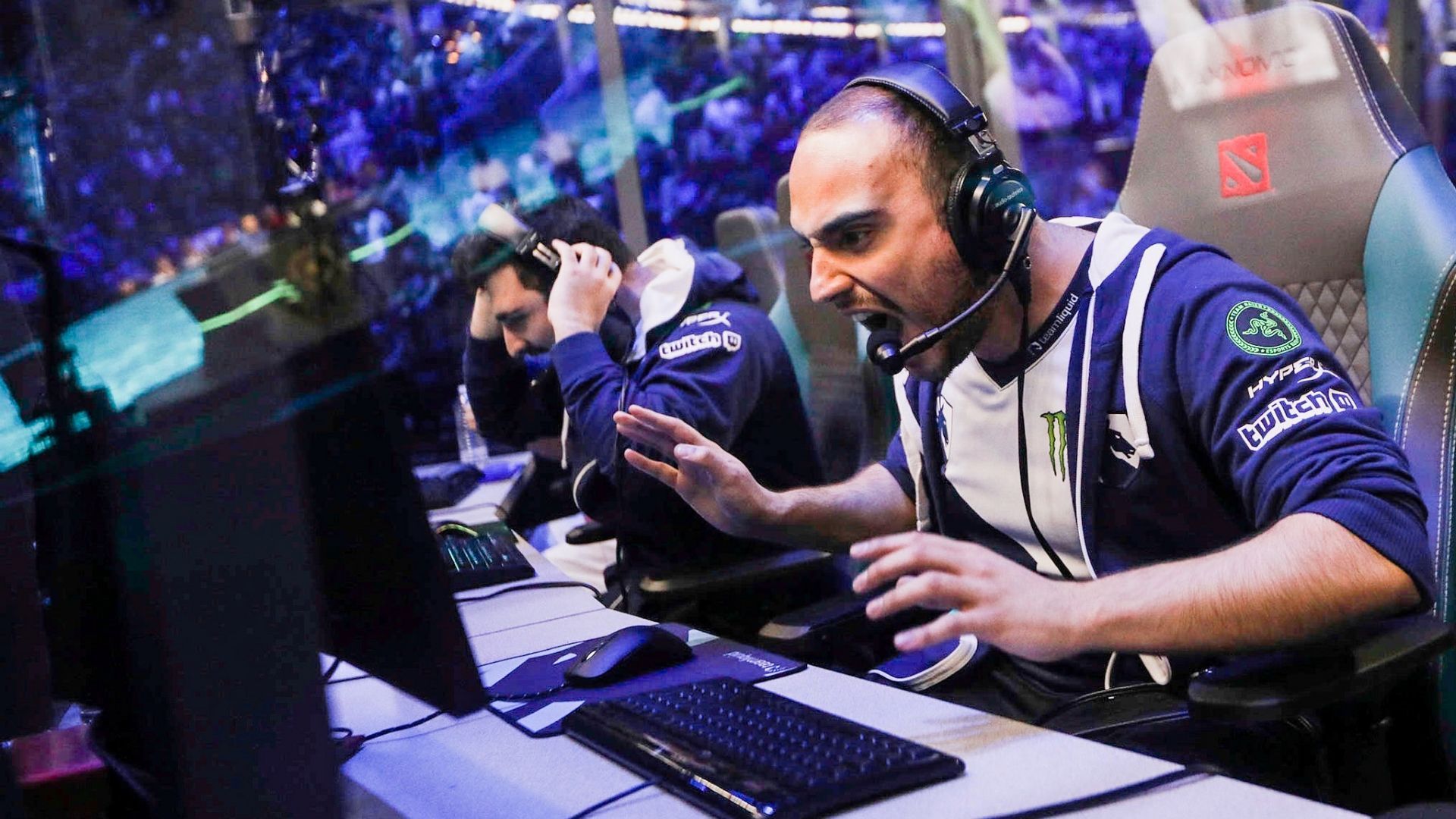 
                <strong>Kuro 'KuroKy' Takhasomi - 4.098.926 US-Dollar</strong><br>
                Auch 'KuroKy' Takhasomi zählt zu den wenigen Spielern, die sich Dota-2-Weltmeister nennen dürfen. Der Deutsche holte die Trophäe 2017 und verbuchte gleichzeitig 2,17 Millionen US-Dollar auf seinem Konto. Der 26-Jährige ist aber seit 2010 aktiv und hat in seiner Karriere bereits mehr als vier Millionen US-Dollar gewonnen. Damit ist er in Sachen Preisgeld der erfolgreichste eSportler der Welt.
              