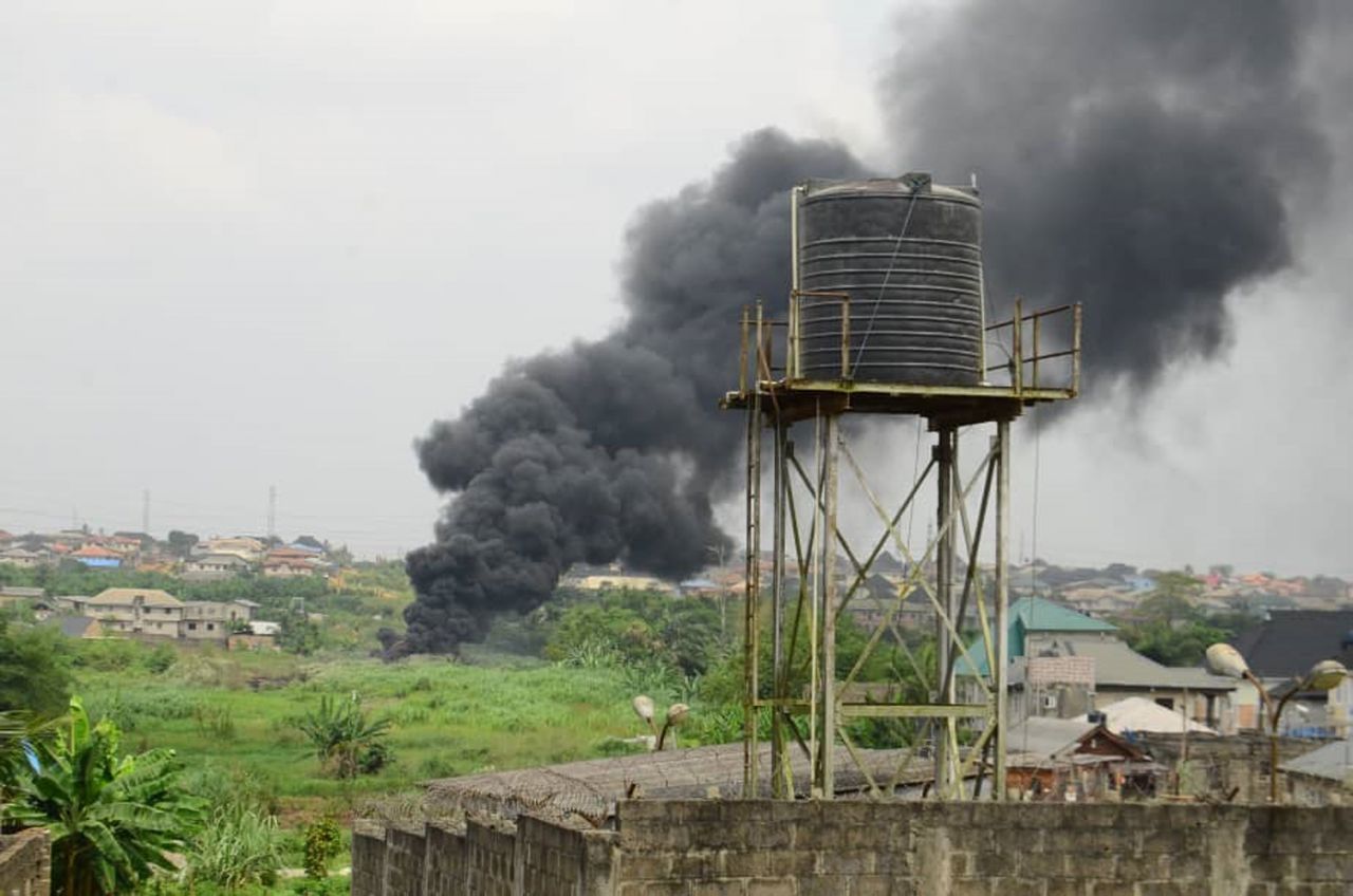 Erdöl und -gas: Nigeria gehört zu den größten Erdölförderern der Erde. Es gibt allerdings wenig weiterverarbeitende Raffinerien. Deshalb muss die Republik Erdölprodukte wie Benzin im Wert von rund 7 Milliarden Dollar jährlich wieder importieren. Viele der Ölpipelines im Land sind marode. Es kommt zu Explosionen.