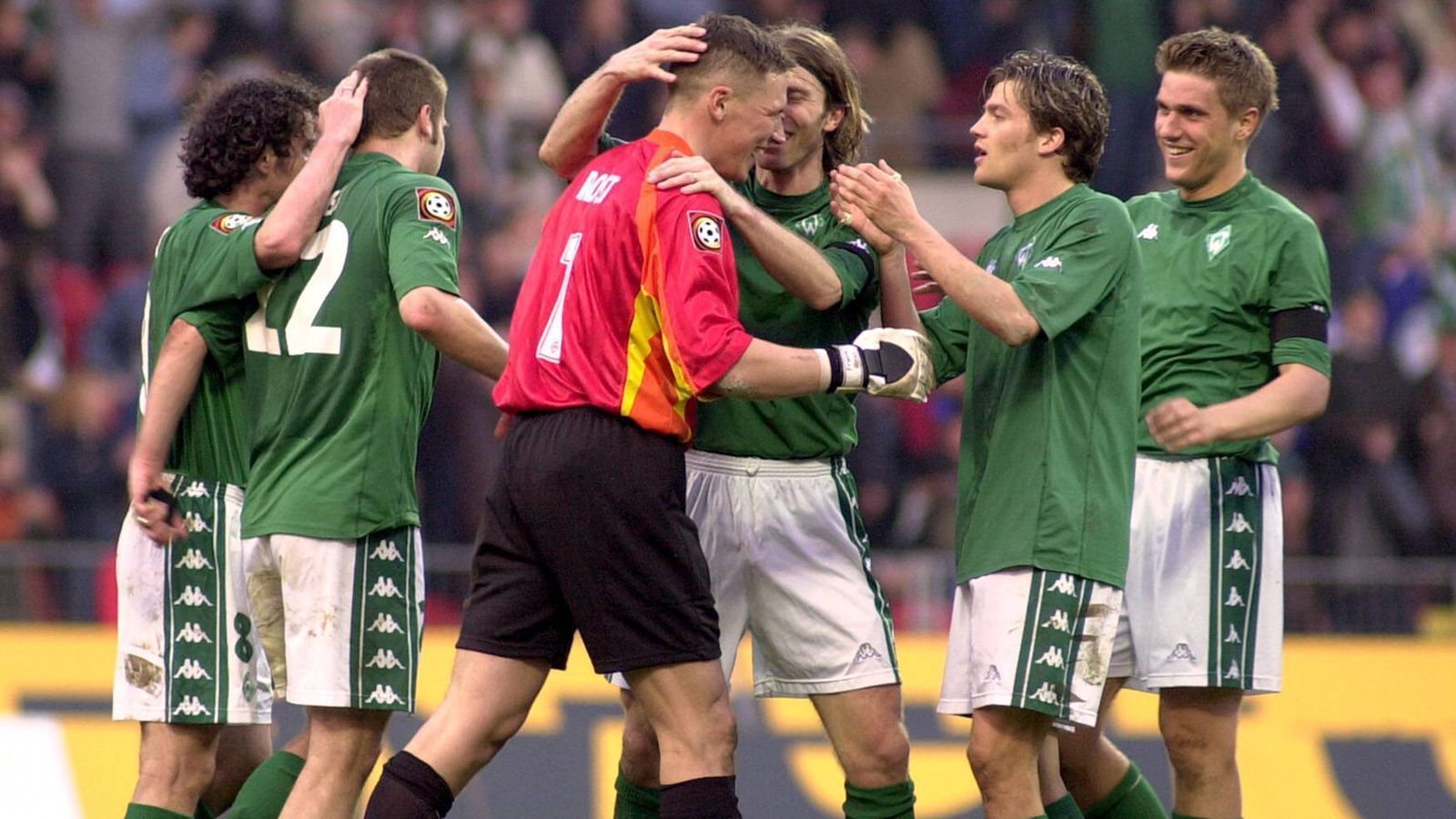 
                <strong>Frank Rost (SV Werder Bremen)</strong><br>
                Ebenfalls aus dem Spiel heraus traf der damalige Werder-Keeper Frank Rost im März 2002 gegen Hansa Rostock. Bis zu seinem Tor in der 90. Minute führten die Gäste mit 3:2 im Weserstadion, ehe Rost den Ball aus einem Getümmel heraus zum zwischenzeitlichen Ausgleich über die Linie stocherte. Wer aber gedacht hätte, dass Rosts Tor den Schlusspunkt der Partie markieren würde, irrte gewaltig. Nur zwei Minuten später bekam Werder noch einen Elfmeter zugesprochen, den Ailton zum 4:3-Sieg für die Bremer verwandelte. 
              