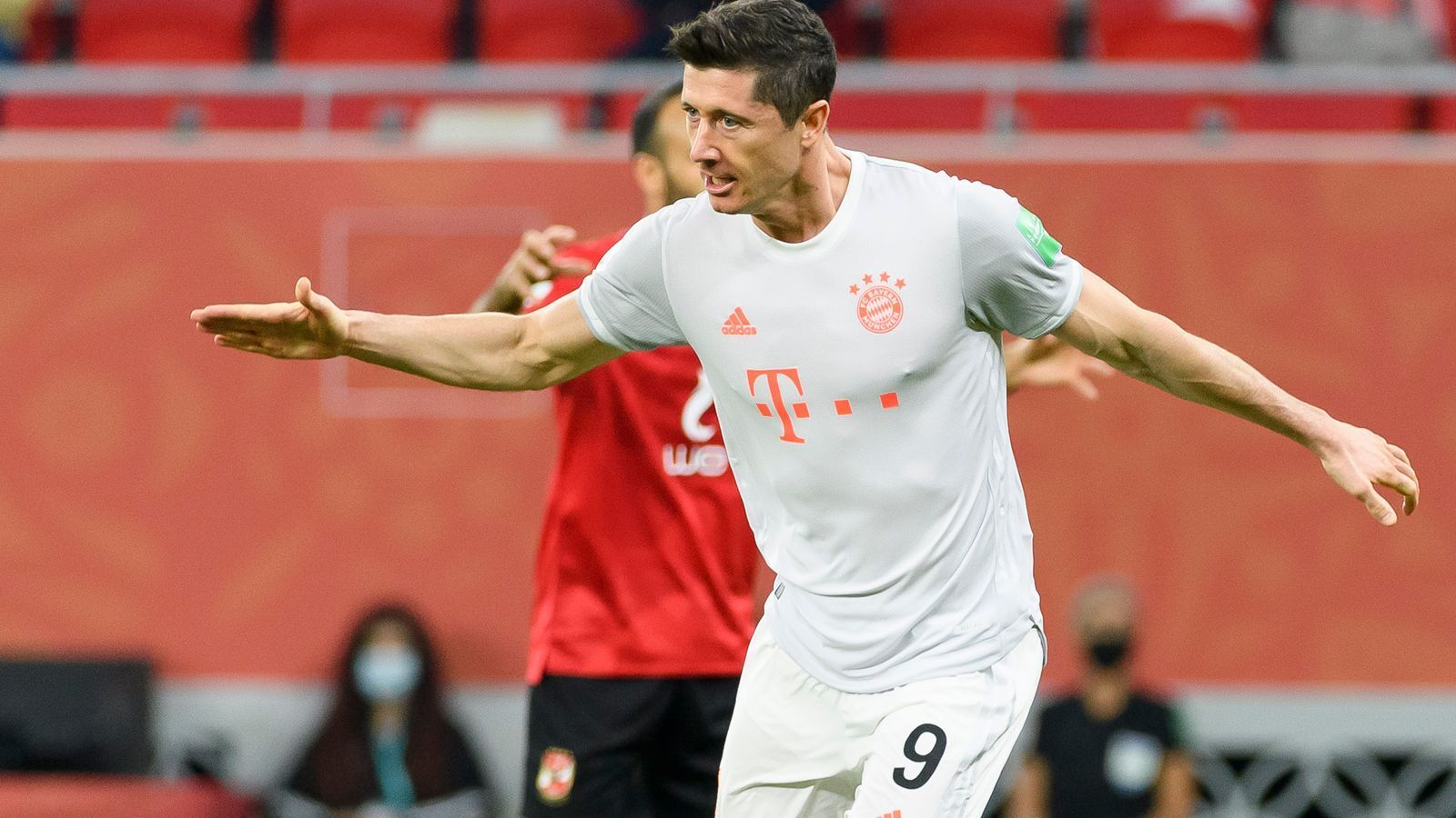 
                <strong>Lewandowskis Elfer-Patzer war nur ein Ausrutscher</strong><br>
                Am Freitag noch blieb Robert Lewandowski gegen Hertha BSC erstmals seit zwei Monaten in der Liga ohne Tor – verschoss dabei sogar einen Elfer. Gegen Al Ahly zeigte der Pole nun, dass der Abend von Berlin ein Ausrutscher war: Zweimal knipste er eiskalt und kommt damit nun auf neun Tore in neun Pflichtspielen 2021. Nach den Titeln als Toptorjäger der vergangenen Bundesliga- und Champions-League-Saison könnte Weltfußballer Lewandowski auch in der Klub-WM erfolgreichster Stürmer werden. Dafür muss er im Finale einen Treffer auf Andre-Pierre Gignac aufholen, der bereits drei Tore erzielte, dabei aber auch ein Spiel mehr als der Bayern-Stürmer absolvierte.
              