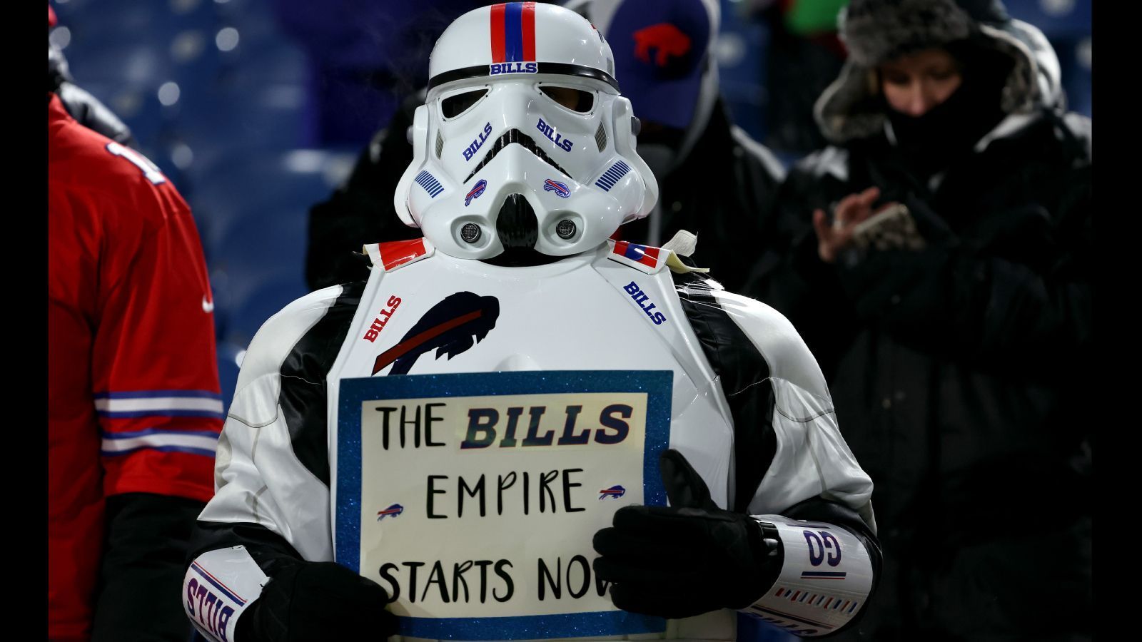 
                <strong>Buffalo Bills Grund 1: Werde ein Teil der "Bills Mafia"</strong><br>
                Die zweifellos beklopptesten Fans der NFL haben die Buffalo Bills. Die Fangemeinde, besser bekannt als "Bills Mafia", geht mit ihrem Team durch durch dick und dünn. Meistens fallen die Fans mit extravaganten Kostümen. Hat etwas von Karneval oder Fasching.
              