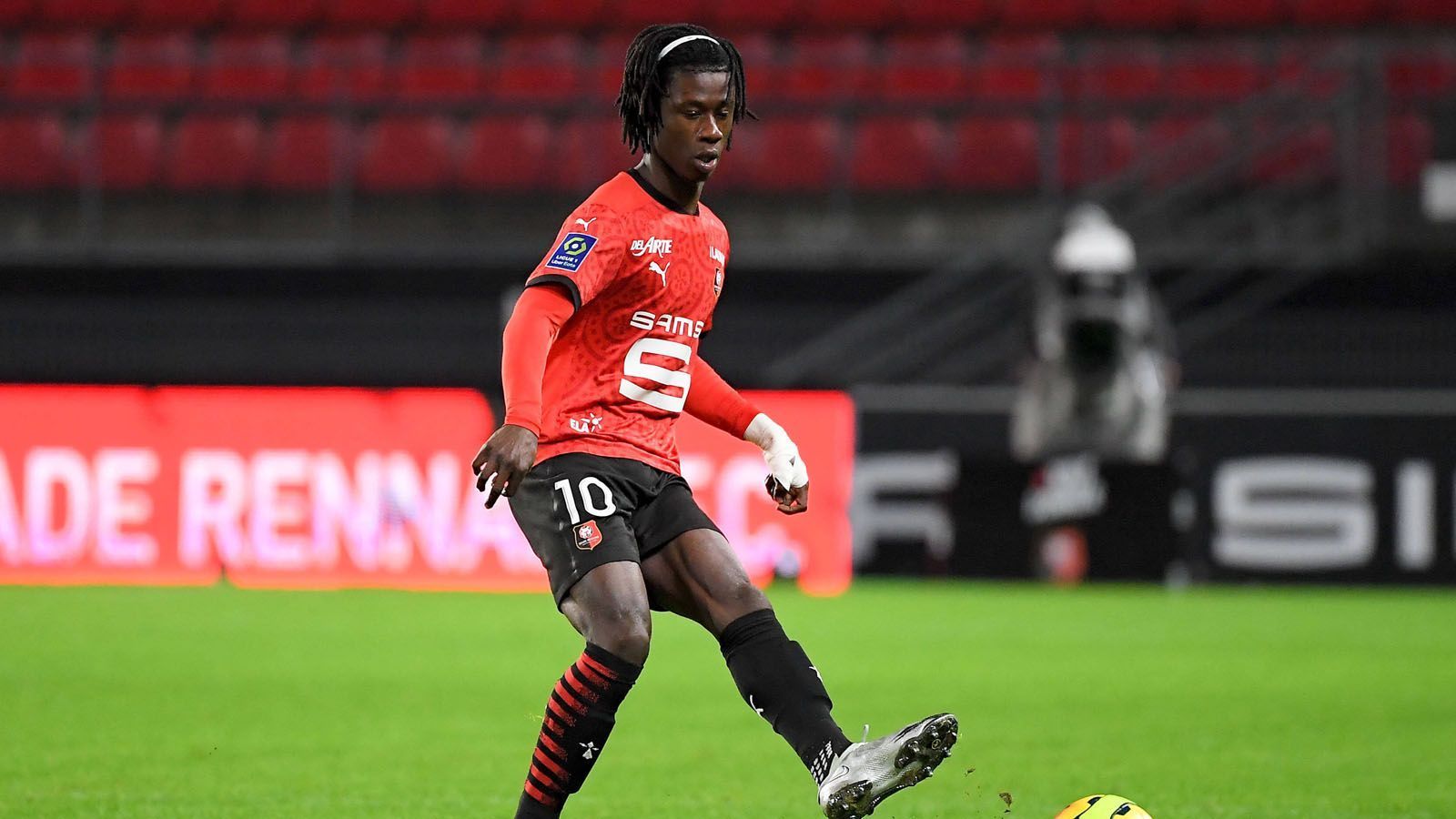 
                <strong>Eduardo Camavinga (18)</strong><br>
                Neben Kylian Mbappe und Alaba steht auch Linksfuß Eduardo Camavinga auf der Einkaufsliste der Spanier. Der 18-Jährige, der aktuell bei Stade Rennes unter Vertrag ist, gilt als Investition in die Zukunft. Im zentralen Mittelfeld soll er zusammen mit Toni Kroos wirbeln. Camavinga machte zuletzt kein Geheimnis daraus, Rennes im Sommer verlassen zu wollen. Laut "AS" soll sein Berater bereits Kontakt mit Real aufgenommen haben. Einziger Knackpunkt könnte die Ablöse sein, laut "transfermarkt.de" beläuft sich sein Marktwert aktuell auf 60 Millionen Euro. Sein Vertrag endet 2022.
              