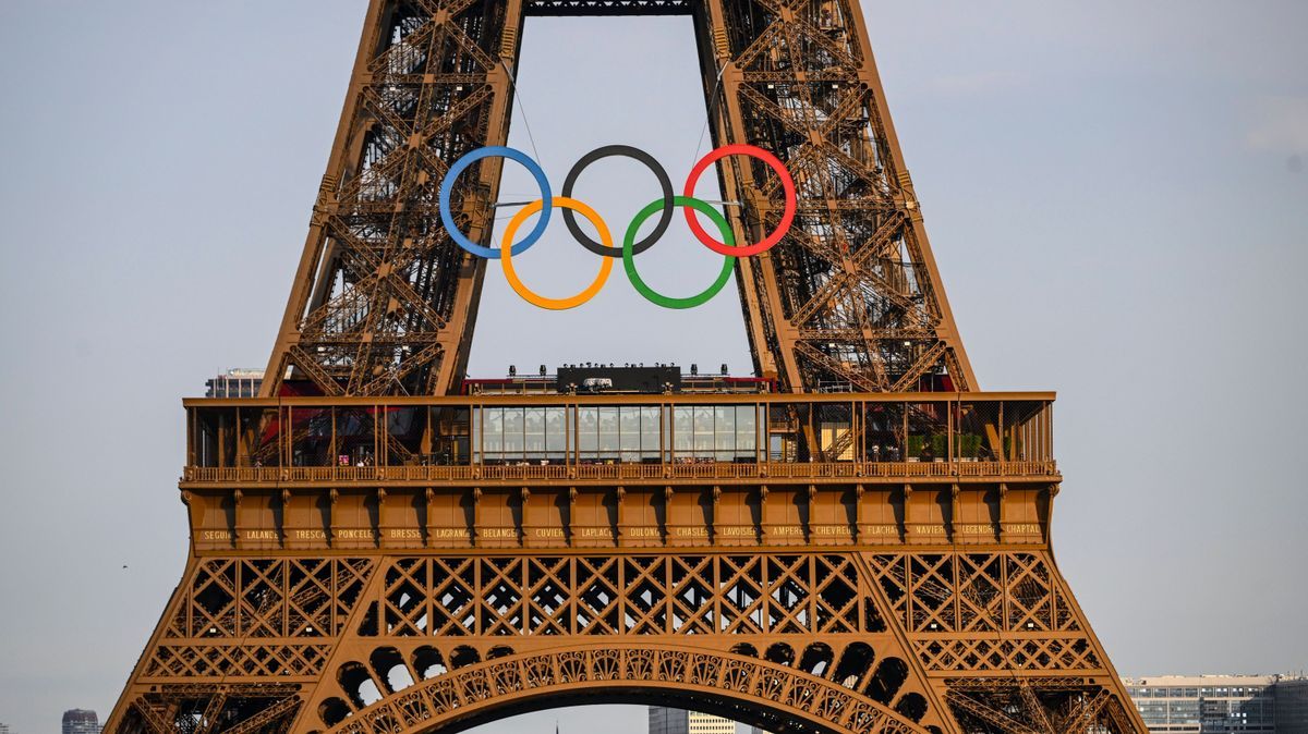 Paris 2024 Olympic Games, Olympische Spiele, Olympia, OS - 24 07 2024 PARIS, FRANCE - JULY 24 : Illustration picture Eiffel Tower with the Olympic rings ahead of the XXXIII Paris 2024 Summer Olympi...