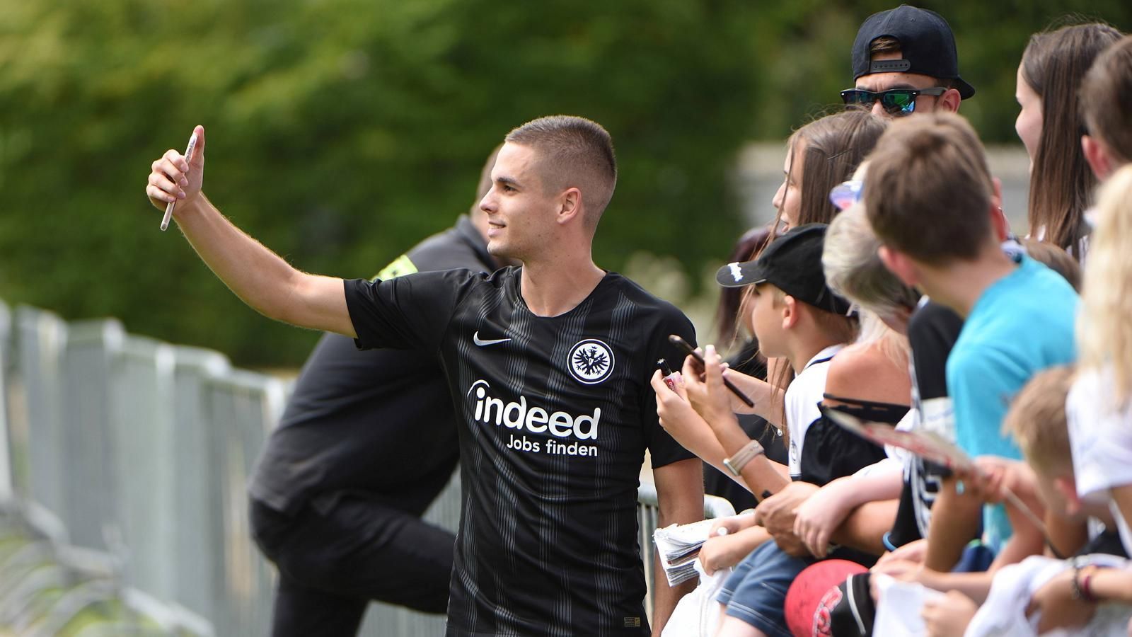 
                <strong>Eintracht Frankfurt</strong><br>
                Am Ende macht Mijat Gacinovic noch ein Selfie mit den zahlreichen Fans am Frankfurter Trainingsgelände.
              