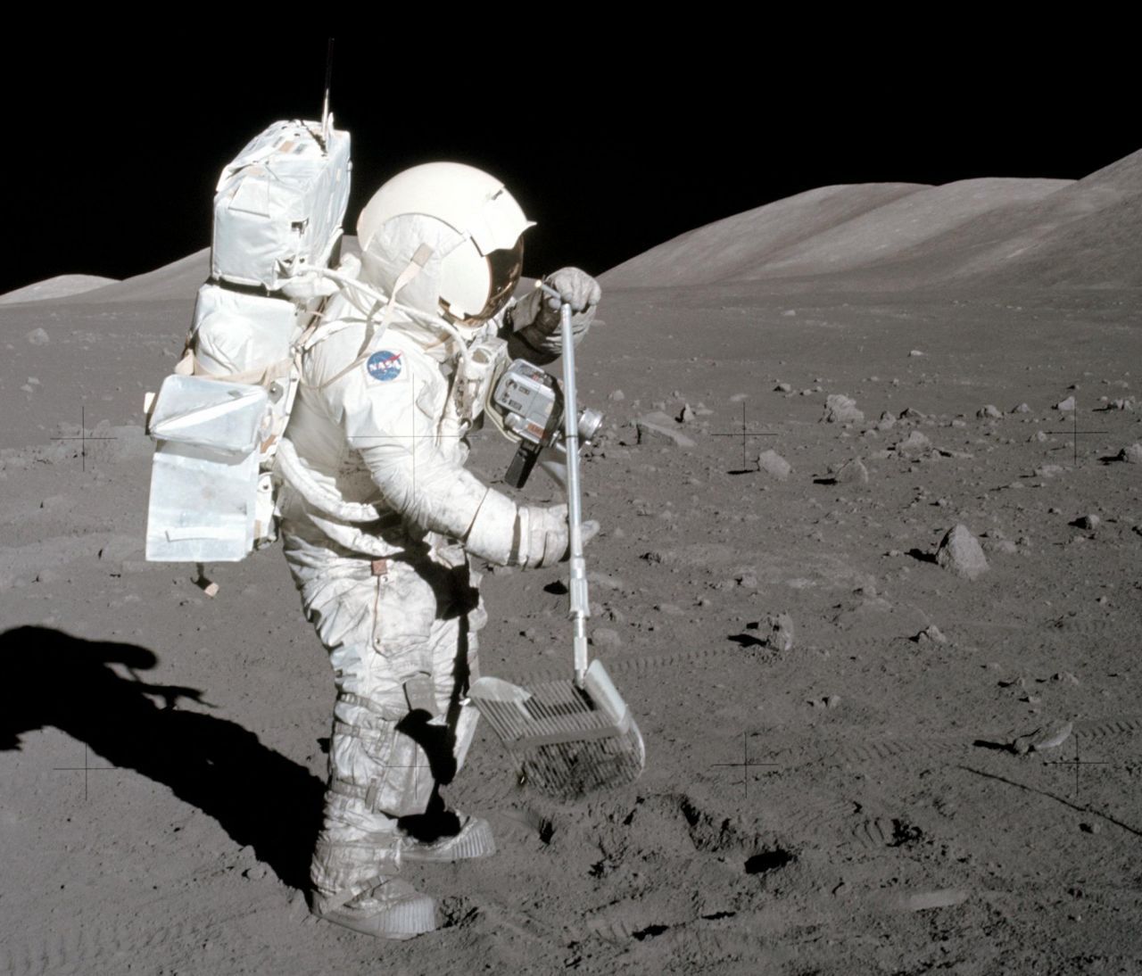 Die Apollo-Astronauten konnten sich in ihren steifen Anzügen nicht bücken. Daher benutzten sie eine Art Mondschaufel, um Mondgestein aufzuheben (im Bild hier Harrison Schmidt).