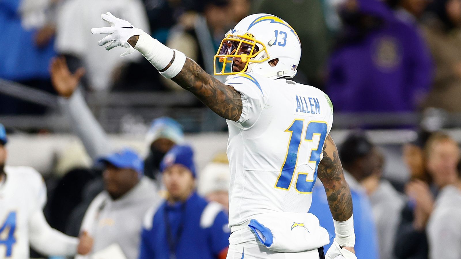 
                <strong>Platz 5: Los Angeles Chargers</strong><br>
                &#x2022; Starter: Mike Williams, Quentin Johnston, Keenan Allen<br>&#x2022; Backups: Jalen Guyton, Joshua Palmer, Derius Davis<br>Mike Williams als vertikale, physische Anspielstation, Keenan Allen als erfahrener Mann mit gutem Route Running aus dem Slot heraus und Quentin Johnston als junger, dynamischer Playmaker... das liest sich gut! Dahinter stehen mit Jalen Guyton und Joshua Palmer zwei Receiver im Aufgebot, die bereits Starter bei den Chargers waren. Rookie Derius Davis kommt aufs Feld, wenn Justin Herbert den Ball tief werfen will und öffnet so das Playbook für das Team von Head Coach Brandon Staley. 
              