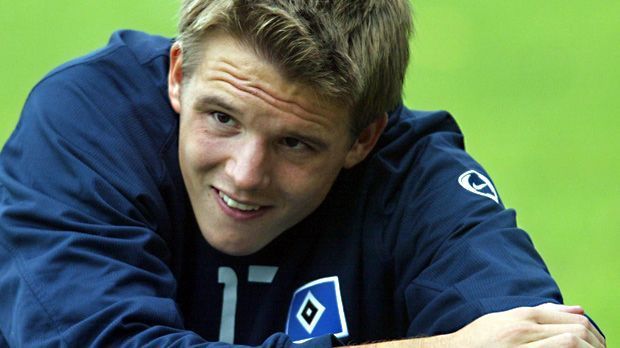 
                <strong>ANGRIFF: Alex Maier (Eintracht Frankfurt)</strong><br>
                Auch Torschützenkönig Alex Meier war in seiner Jugend fünf Jahre lang beim HSV. Ging dann allerdings zum FC St. Pauli, kehrte als Profi zurück - und versauerte in der Saison 2003/04 auf der Bank. Es folgte der Wechsel nach Frankfurt - und die Bilanz von 101 Toren in 295 Spielen.
              