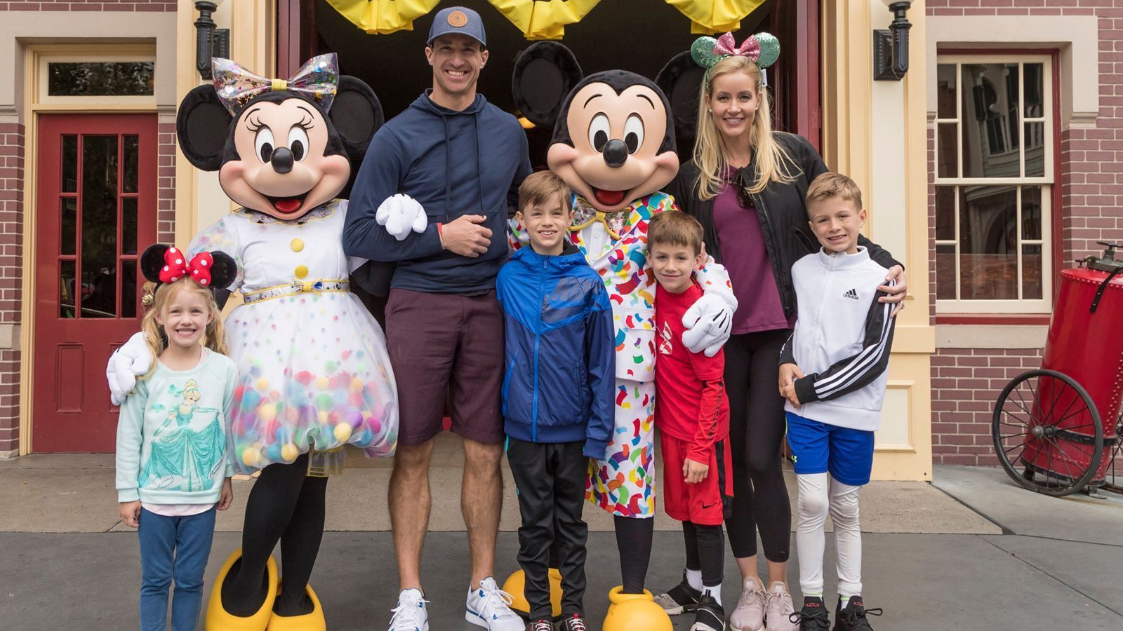 
                <strong>Drew Brees abseits des Footballsfeldes</strong><br>
                Auch Brees ist ein echter Familienmensch und seit 2003 mit seiner College-Freundin Brittany Dudchenko verheiratet. Das Paar hat vier gemeinsame Kinder, drei Söhne und eine Tochter. Auch Brees' Einkünfte inklusive Werbeeinnahmen werden von "Forbes" für das Jahr 2020 auf rund 45 Millionen US-Dollar geschätzt, hiervon kommen 23,6 Millionen US-Dollar von den Saints.
              