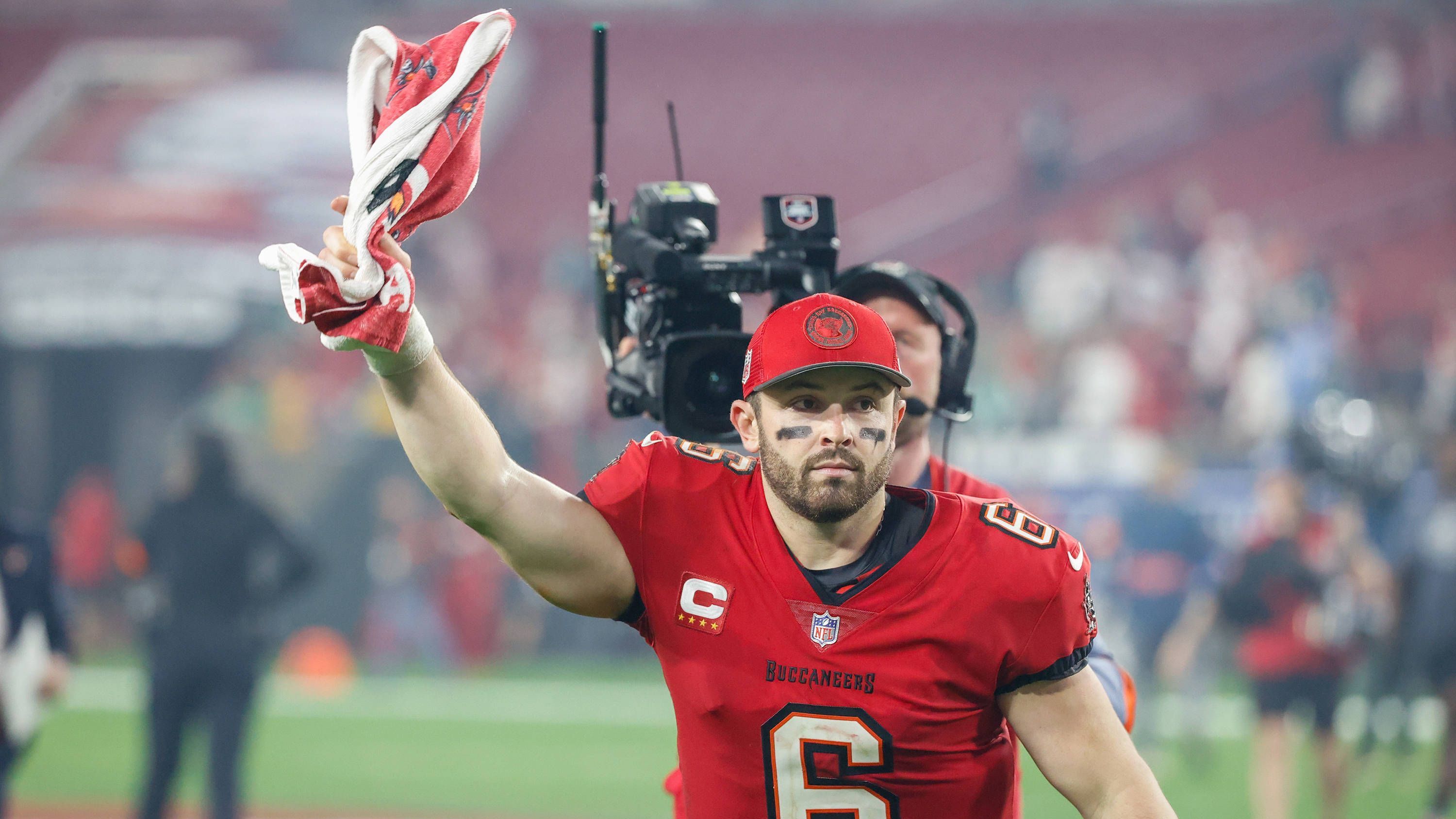 <strong>Platz 13: Baker Mayfield</strong><br> Vier Jahre spielte Baker Mayfield für die Cleveland Browns. Der große Durchbruch blieb ihm verwehrt. Über BackUp-Rollen bei den Carolina Panthers und Los Angeles Rams landete er bei den Tampa Bay Buccaneers. Hier gelang ihm gleich seine statistisch beste Saison. Mayfield zeigt endlich, was in ihm steckt und schaffte es erstmals in den Pro Bowl. Die Belohnung: Ein neuer, hoch dotierter Dreijahresvertrag über 100 Millionen.