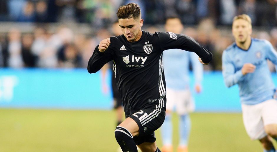 
                <strong>Zentrales Mittelfeld: Felipe Gutierrez (Sporting Kansas City)</strong><br>
                Felipe Gutierrez zählt zu den größten Überraschungen der jungen MLS-Saison. Der 27-jährige chilenische Nationalspieler kam vor der Spielzeit ablösefrei von Betis Sevilla und führt nach vier Spieltagen mit Josef Martinez zusammen die Torjägerliste an - vier Buden. Als Mittelfeldspieler! Auch ein Indikator für den aktuell ersten Tabellenplatz von Kansas. Der 1,70 Meter große Gutierrez hat mit seinen Linksfuß einen guten Abschluss aus der Distanz.
              