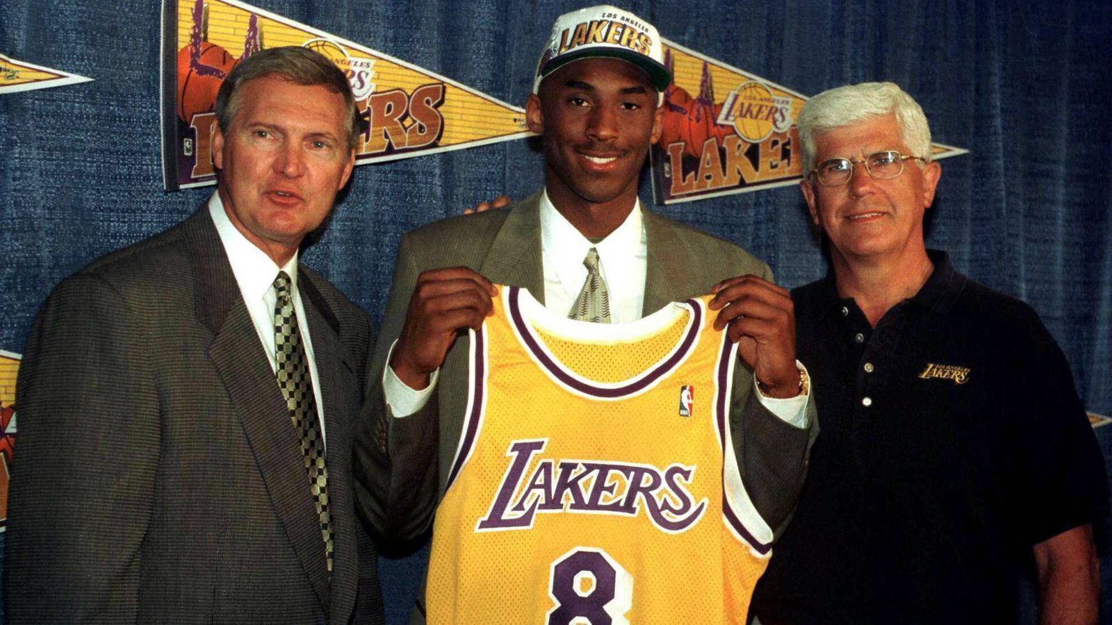 
                <strong>Von der High School in die NBA</strong><br>
                Von dort ging es direkt in die NBA - damals noch möglich. Bryant meldete sich nach der High School für den NBA-Draft an. Dort wurde er 1996 an 13. Stelle von den Charlotte Hornets ausgewählt. Am 1. Juli 1996 wurde er im Austausch für Center Vlade Divac an die Los Angeles Lakers abgegeben. Da er damals erst 17 Jahre alt war, mussten seine Eltern seinen ersten NBA-Vertrag mitunterzeichnen.
              