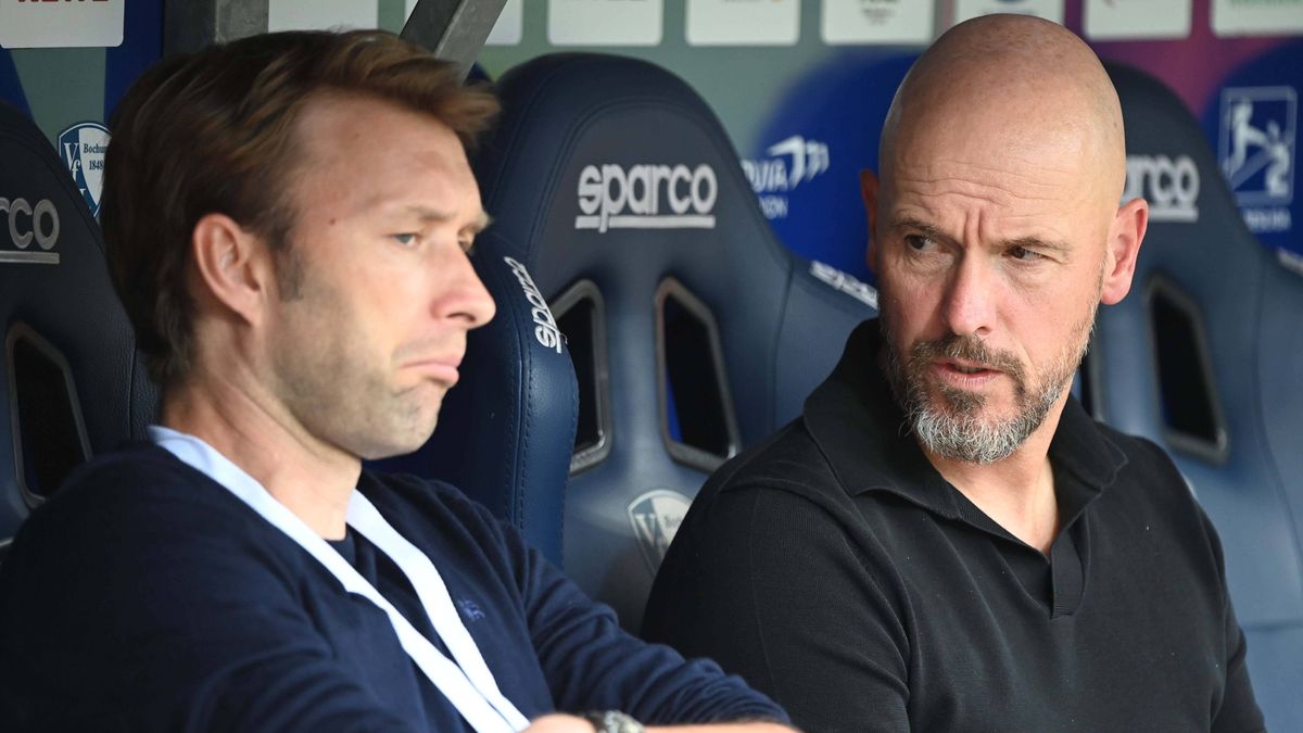 v.l. Simon ROLFES (LEV, Sportdirektor), Trainer Erik TEN HAG (LEV) Fussball Testspiel, Saisoneroeffnung, VfL Bochum (BO) - Bayer Leverkusen (LEV) 0-2 am 27.07.2025, Vonovia Ruhrstadion Bochum Deuts...