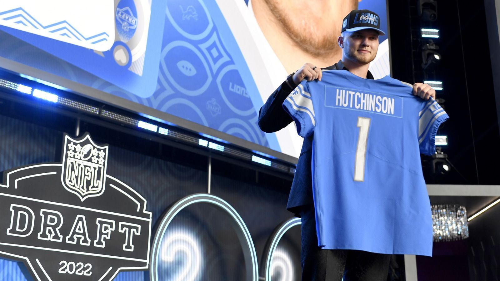 
                <strong>Detroit Lions</strong><br>
                &#x2022; 2. Pick (Runde 1): Aidan Hutchinson (DE, Michigan)<br>&#x2022; 12. Pick (Runde 1): Jameson Williams (WR, Alabama)<br>&#x2022; 14. Pick (Runde 2): Josh Paschcal (DE, Kentucky)<br>&#x2022; 33. Pick (Runde 3): Kerby Joseph (S, Illinois)<br>&#x2022; 34. Pick(Runde 5): James Mitchell (TE, Virginia Tech)<br>&#x2022; 9. Pick (Runde 6): Malcolm Rodriguez (LB, Oklahoma State)<br>&#x2022; 38. Pick (Runde 6): James Houston (LB, Jackson State)<br>&#x2022; 16. Pick (Runde 7): Chase Lucas (DB, Arizona State)<br>
              