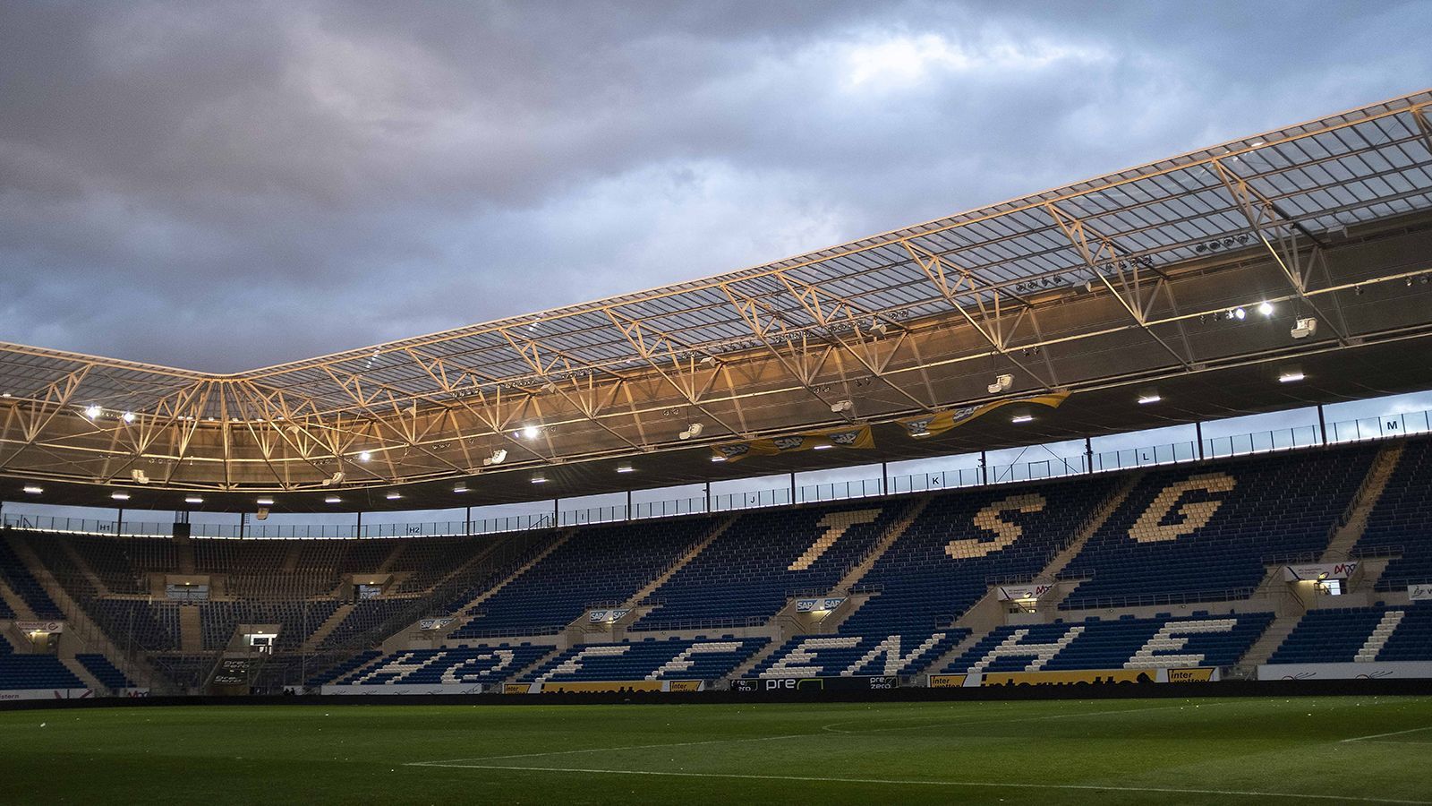 
                <strong>TSG Hoffenheim 1899: Steile Tribünen und viele Logen</strong><br>
                Die PreZero Arena in Sinsheim zeichnet sich durch die besonders steil angelegten Tribünen aus. So sitzen alle Zuschauer möglichst nahe am Geschehen. Integriert in das Stadion ist auch ein mit Kunstrasen ausgelegter Aufwärmraum. 40 Businesslogen zieren die Fassade der Westtribüne.
              