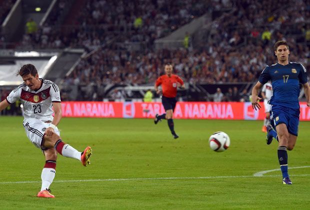 
                <strong>Mario Gomez: Zwischen Tormaschine und Chancentod</strong><br>
                Mario Gomez ist bei Deutschlands 2:4-Niederlage in der WM-Revanche gegen Argentinien der Buhmann für die Fans. Nachdem er in der ersten Hälfte drei glasklare Chancen versiebt, pfeift ihn das Publikum gnadenlos aus.
              