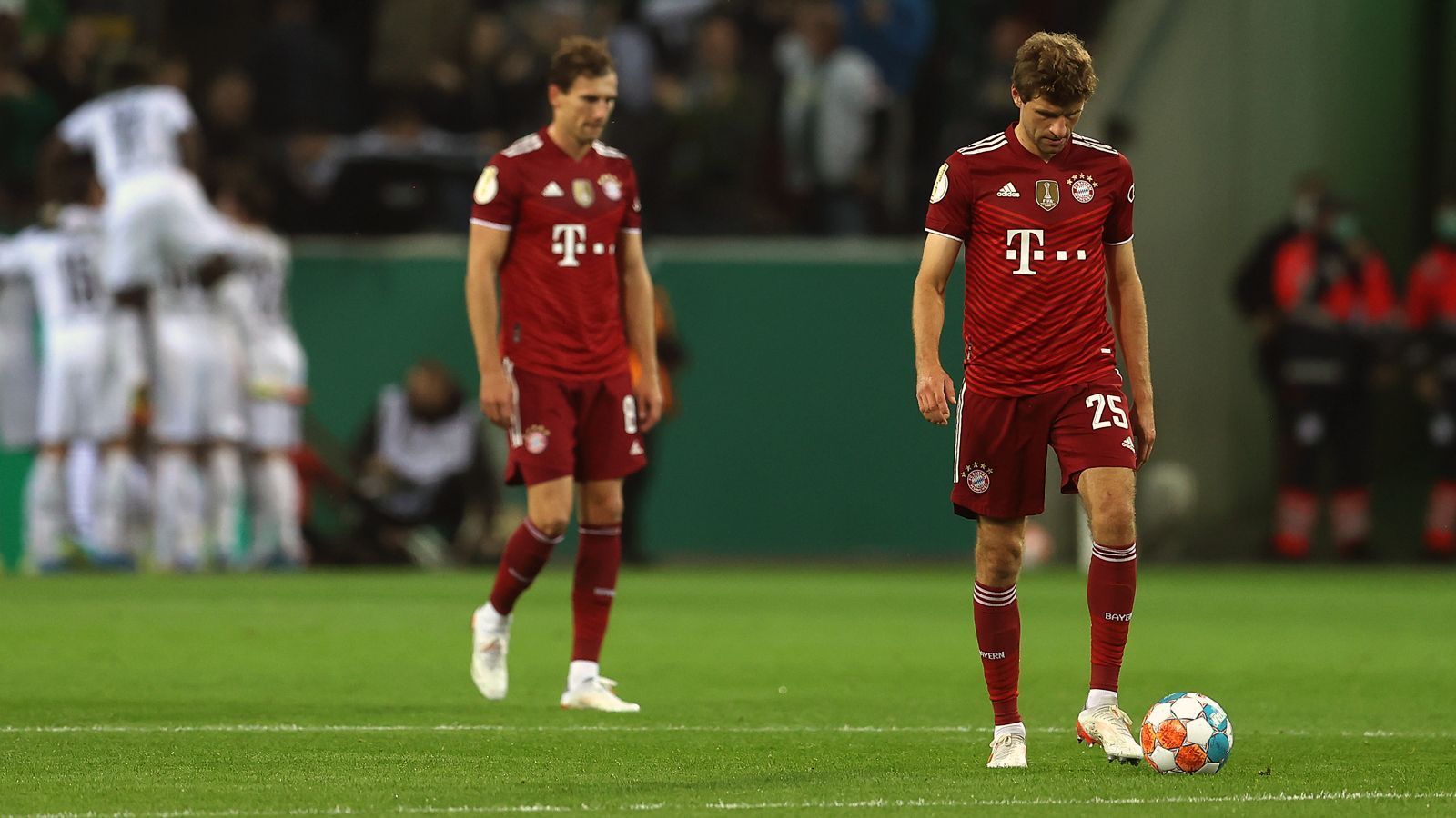 
                <strong>Thomas Müller</strong><br>
                Offensiv komplett ohne Bindung zum Spiel. Symbolisch: Einen der wenigen von vorne bis hinten sauber herausgespielten Angriffe der Münchener verhindert Müller am Boden liegend nach Abschluss von Kimmich selbst kurz vor der Torlinie (71.). ran-Note: 5
              