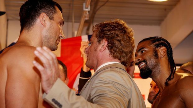 
                <strong>David Haye vs. Wladimir Klitschko (2011)</strong><br>
                David Haye vs. Wladimir Klitschko (2011): Nach mehreren Anläufen kam es 2011 zum Vereinigungskampf der Schwergewichts-Weltmeister. Haye wollte Wladimir Klitschko mit Psychospielchen im Vorfeld aus dem Konzept bringen ...
              