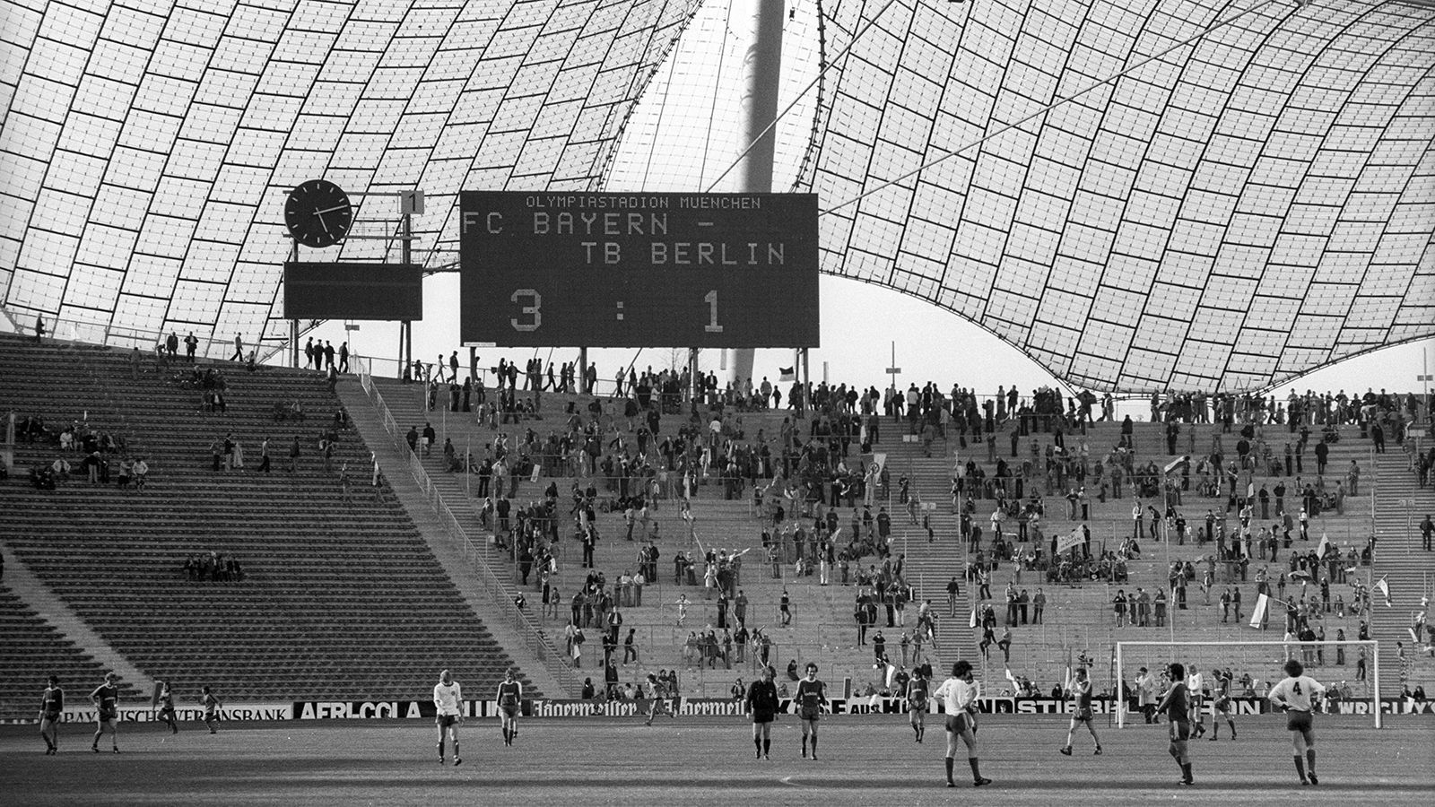 
                <strong>Platz 5 (geteilt): Tennis Borussia Berlin </strong><br>
                &#x2022; Saison 1974/75 - <br>&#x2022; 7 Punkte aus 17 Spielen - 21:45 Tordifferenz - <br>&#x2022; 17. Platz am Saisonende (Abstieg)<br>
              