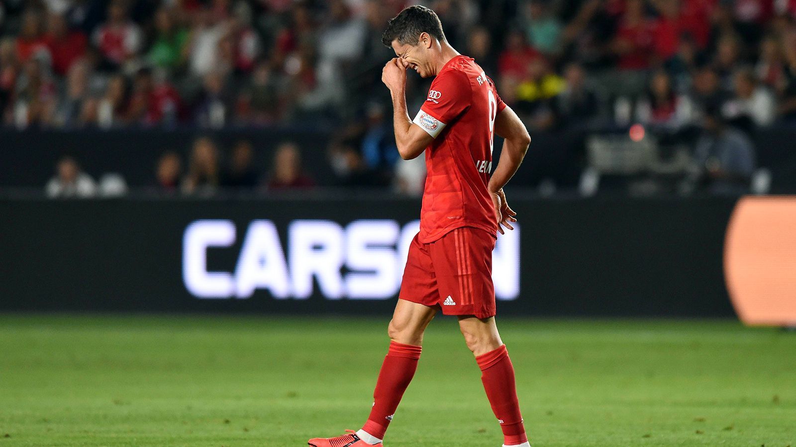
                <strong>Wer ersetzt Lewandowski gegen Leipzig?</strong><br>
                Es war die Schocknachricht für den FC Bayern während der Länderspielpause: Robert Lewandowski hatte sich in der WM-Quali gegen Andorra eine Bänderdehnung im Knie zugezogen. Der Verein gab eine Ausfallzeit von vier Wochen an, der "kicker" vermeldete dagegen, der Pole selbst rechne mit einem Comeback nach zwei Wochen. Was fest steht: Lewandowski wird das womöglich vorentscheidende Spiel um die Meisterschaft gegen Bayerns ärgsten Verfolger RB Leipzig verpassen. Doch wie fängt Coach Hansi Flick den Ausfall des Unersetzlichen am Samstag (18.30 Uhr im Liveticker auf ran.de) personell auf? ran.de wirft einen Blick auf die wahrscheinlichsten Szenarien.
              