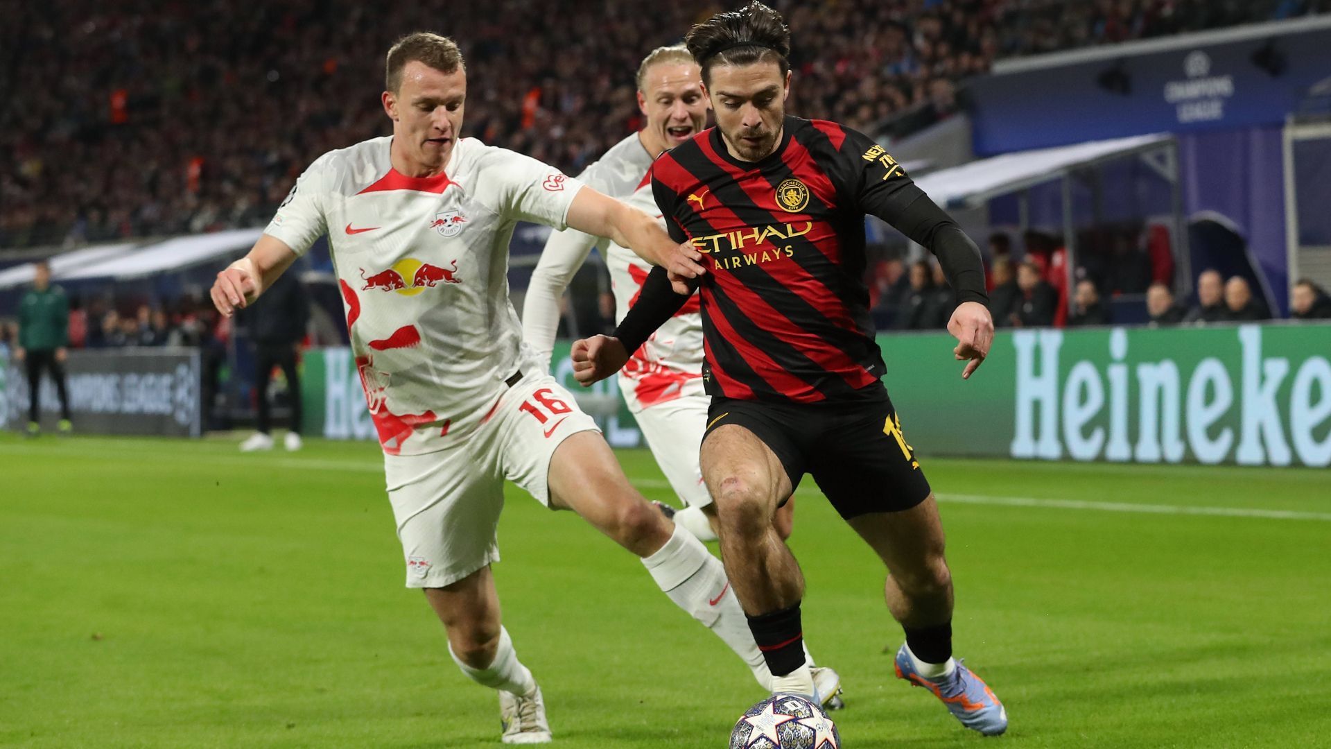 
                <strong>Lukas Klostermann</strong><br>
                Der Leipziger Rechtsverteidiger muss sich aufgrund des dominanten City-Spiels ausschließlich mit der Defensive beschäftigen. Dabei rettet er einige Male in höchster Not wie schon in der sechsten Minute gegen Mahrez, aber Lukas Klostermann ist auch immer wieder nur zweiter Sieger, so bei einem Kopfball von Rodri nach gut einer halben Stunde, der zum Glück für die Leipziger nicht im Tor landet. Zur Halbzeit bleibt Klostermann in der Kabine. ran-Note: 4
              