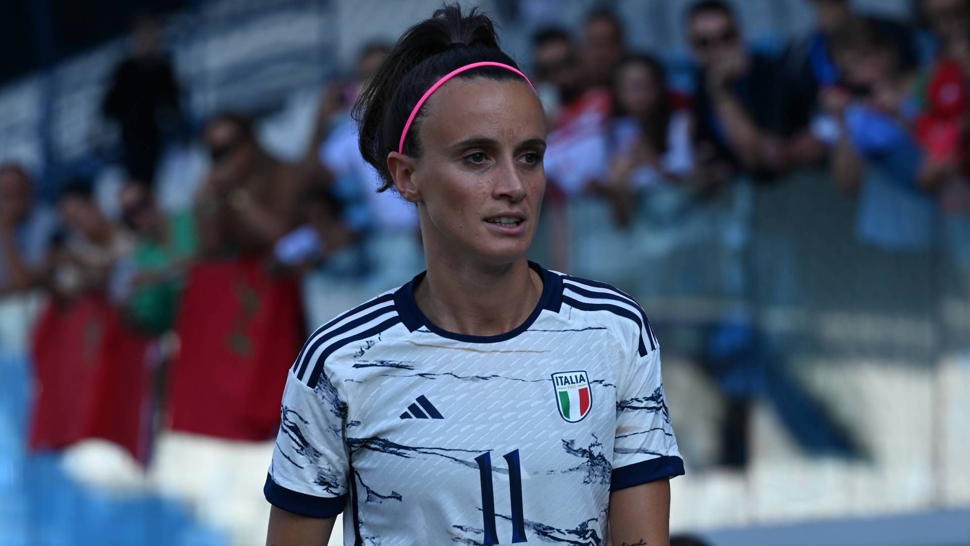 
                <strong>Italien - Barbara Bonansea & Cristiana Girelli</strong><br>
                Wenn die FIFA einen Vergleich mit Ryan Giggs anstellt, dann muss es sich um eine besondere Spielerin handeln. So ist es bei Barbara Bonansea (Foto), Stürmerin von Juventus Turin. Vor allem die Schusstechnik der 32-Jährigen ist bekannt und bei Gegnern gefürchtet. Ihre Juve-Teamkollegin Cristiana Girelli ist Kapitänin der italienischen Mannschaft und mit über 100 Länderspielen die erfahrenste Akteurin im Kader.
              