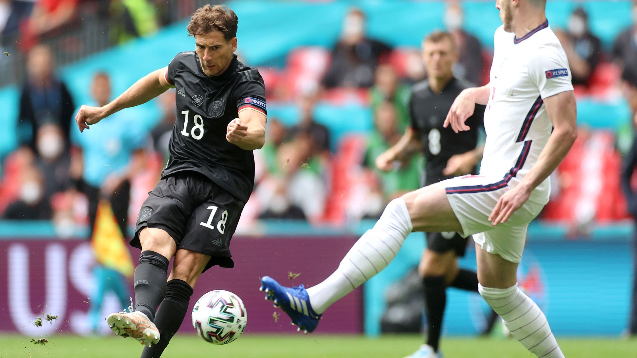 
                <strong>Leon Goretzka (Deutschland)</strong><br>
                Neu in die Startelf gerückt, hat der Held aus dem Ungarn-Spiel direkt Zug nach vorne. Gibt den ersten Schuss ab und nutzt den ihm dargebotenen Platz mehrmals gekonnt aus. Den Freistoß von Havertz holt Goretzka mit seinem Offensivdrang heraus. ran-Note: 2
              