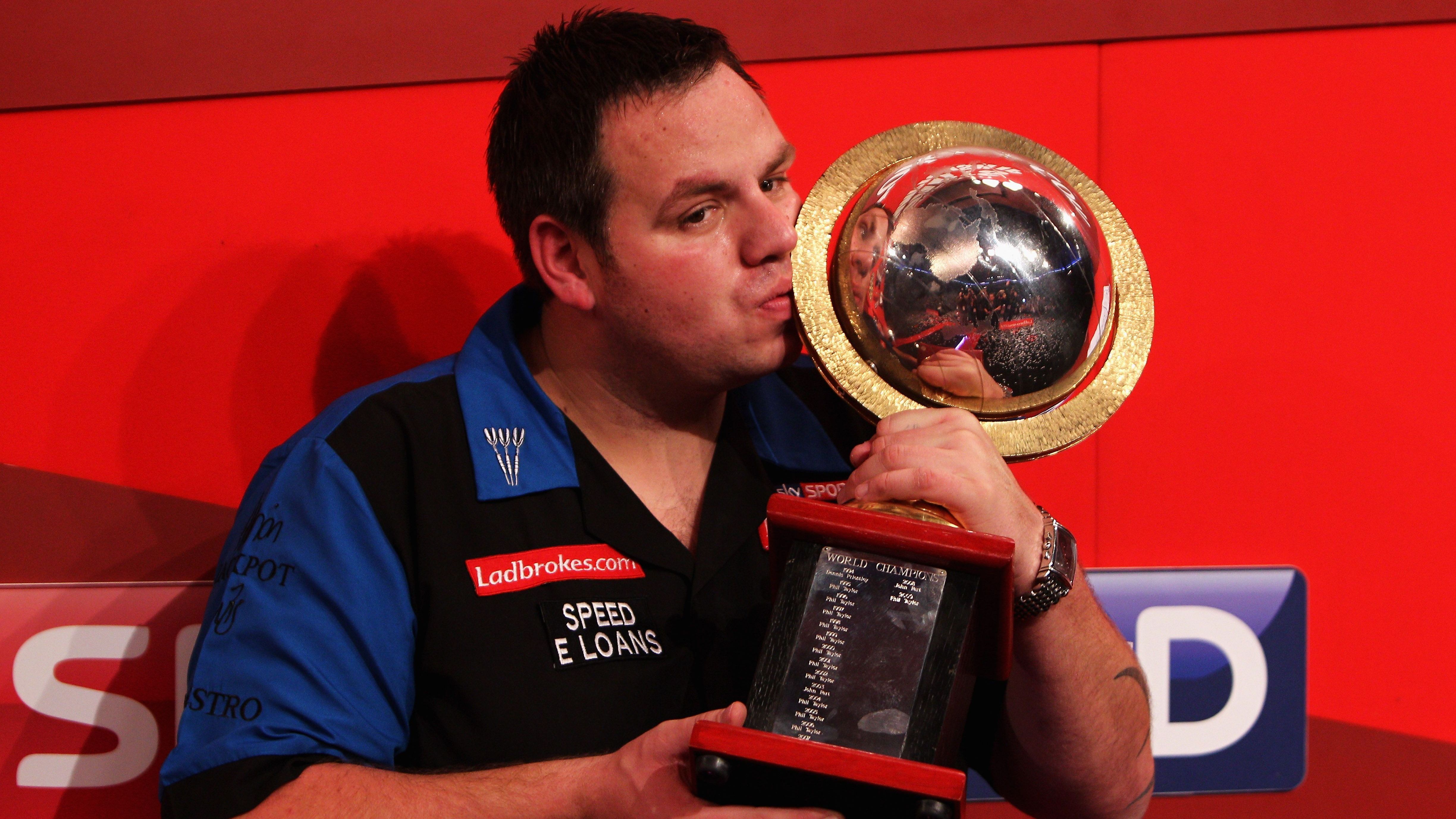 <strong>3. Januar 2011: Adrian Lewis (Finale vs. Gary Anderson)</strong><br>Der erste Neun-Darter in einem WM-Finale gelang Adrian Lewis 2011 gegen Gary Anderson. Bereits im dritten Leg der Partie<a href="https://www.youtube.com/watch?v=bObKLzOR5lc"> brachte er die Halle mit dem perfekten Spiel zum Beben</a>. Am Ende gewann Lewis seinen ersten von zwei WM-Titeln.