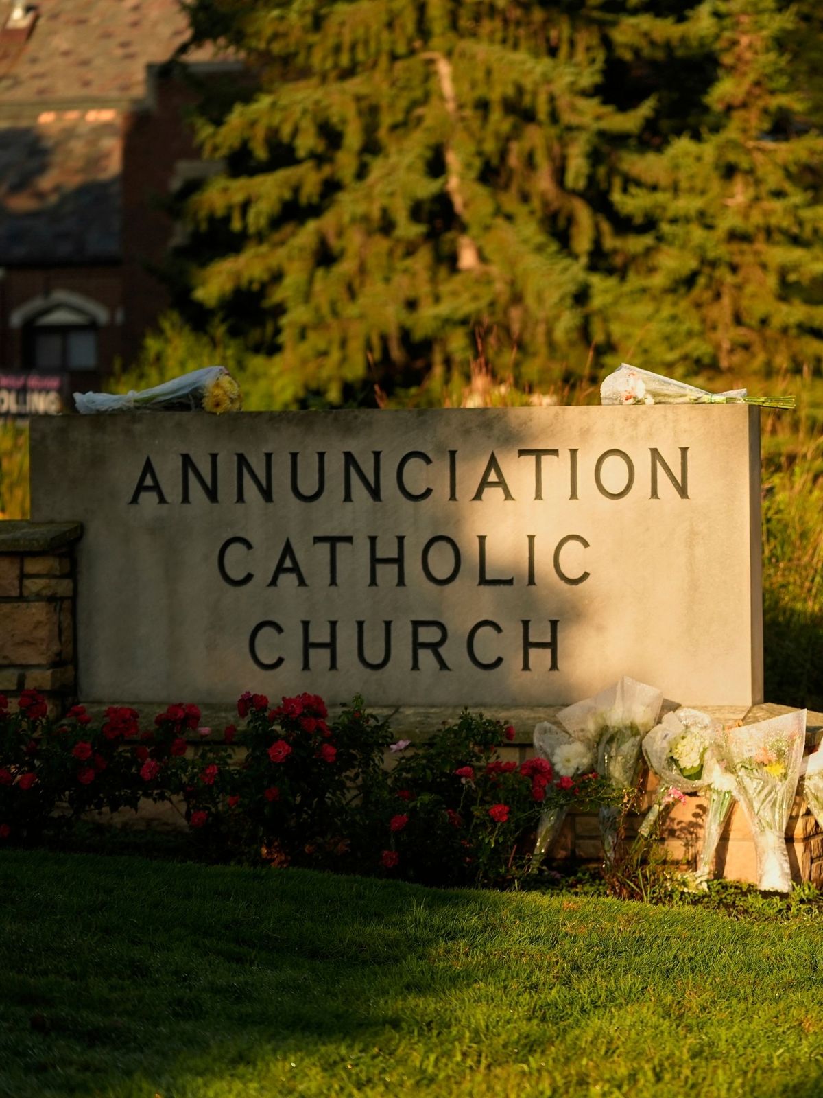 USA, Minneapolis: Menschen besuchen eine behelfsmäßige Gedenkstätte an der Annuniciation Catholic Church, nach den Schüssen im Umfeld einer katholischen Schule mit zwei toten Kindern.