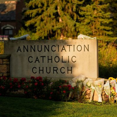 USA, Minneapolis: Menschen besuchen eine behelfsmäßige Gedenkstätte an der Annuniciation Catholic Church, nach den Schüssen im Umfeld einer katholischen Schule mit zwei toten Kindern.