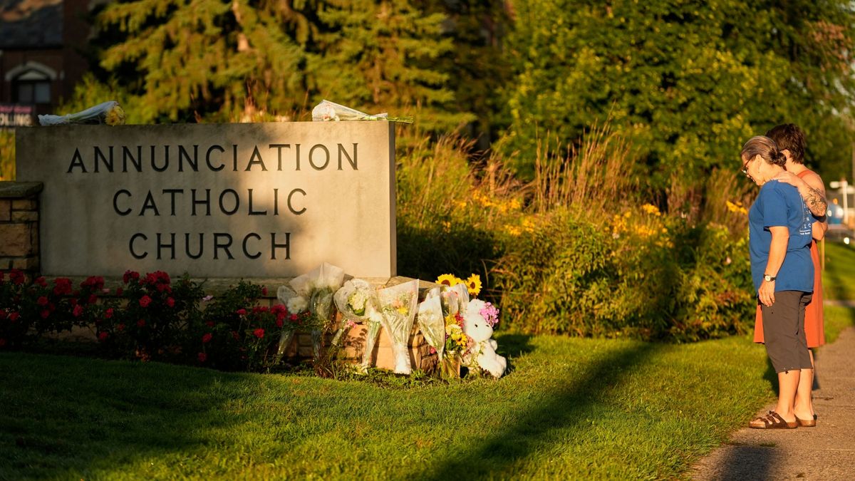 USA, Minneapolis: Menschen besuchen eine behelfsmäßige Gedenkstätte an der Annuniciation Catholic Church, nach den Schüssen im Umfeld einer katholischen Schule mit zwei toten Kindern.