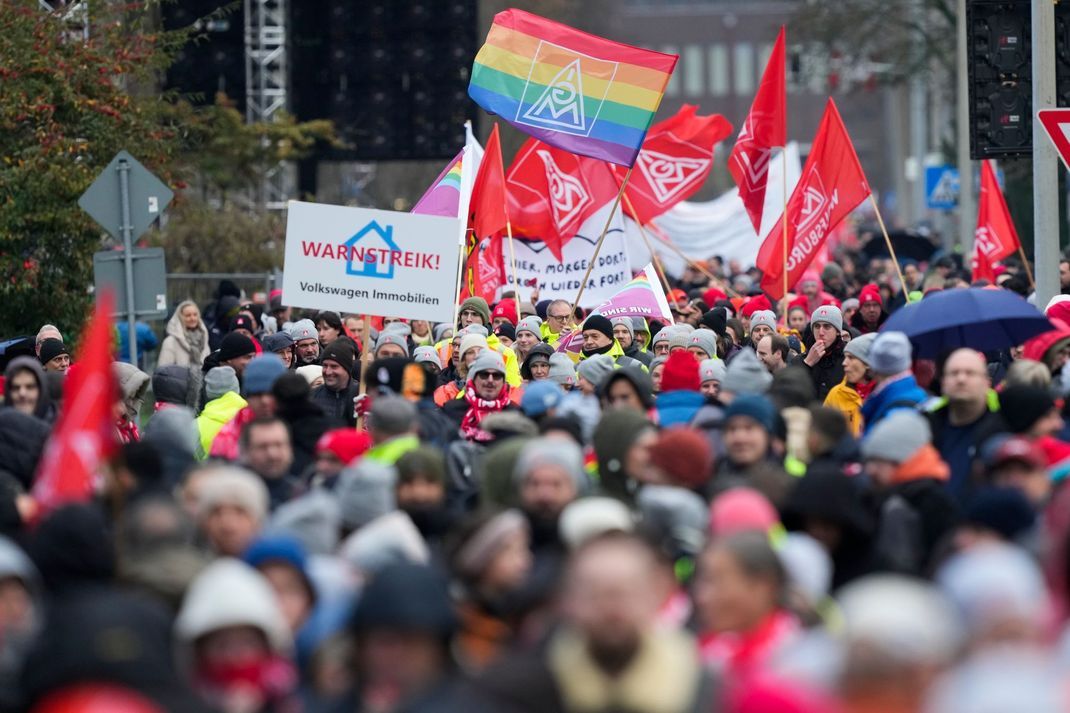 Warnstreik im VW-Stammwerk in Wolfsburg: Vor allem viele Industrieunternehmen planen Stellenstreichungen.