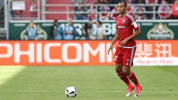 
                <strong>Innenverteidiger - Marcel Tisserand (FC Ingolstadt)</strong><br>
                Der kongolesische Nationalspieler bereichert die 2. Bundesliga ebenfalls in der Saison 2017/18 - zumindest, falls es nicht noch zu einem Wechsel von Marcel Tisserand kommt. Denn der angeblich teuerste Neuzugang in der Vereinshistorie von Ingolstadt (drei Millionen Euro Ablöse) soll laut Medienberichten von mehreren Klubs umworben werden, darunter Lyon und St. Etienne. Falls Tisserand aber doch bleibt, dürfte der 24-Jährige in der 2. Bundesliga weiterhin eine wichtige Rolle bei den "Schanzern" spielen - immerhin läuft sein Vertrag noch bis 2020.
              