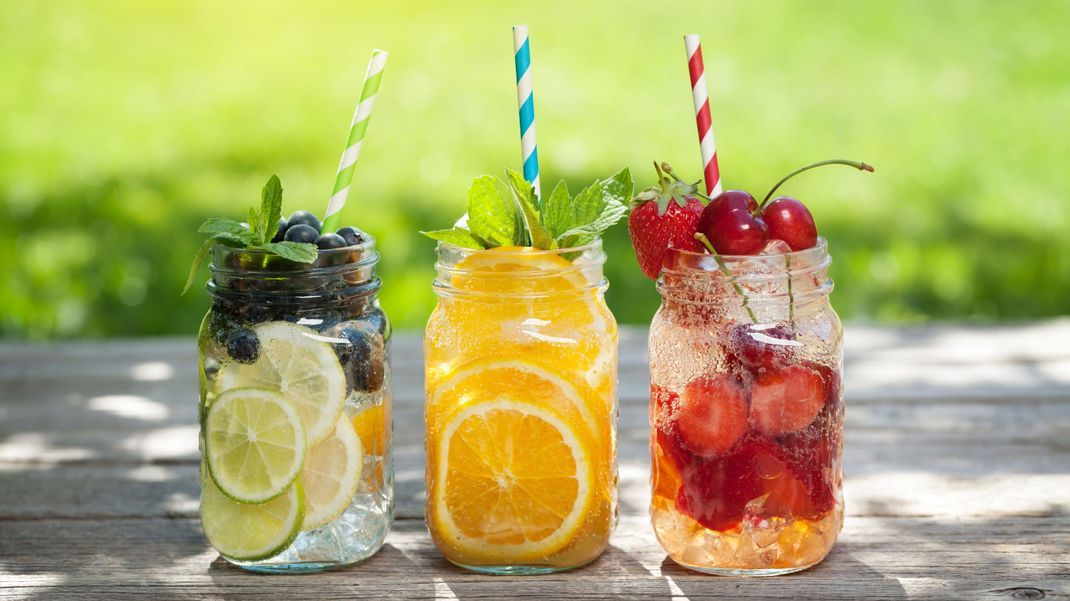 Der Sommer wartet auf dich! Probiere diese Drinks gleich mal aus.
