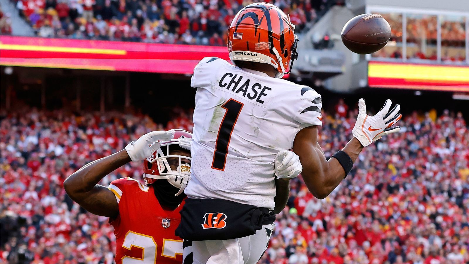 
                <strong>Offensive Rookie of the Year</strong><br>
                Ebenfalls eine eher klare Angelegenheit dürfte die Auszeichnung für den besten Offensivspieler der Saison, der in seinem ersten Jahr in der Liga ist, sein. Wide Receiver Ja'Marr Chase von Super-Bowl-Teilnehmer Cincinnati Bengals hat mit -250 die geringste Gewinnquote, sollte er den Preis für den offensiven Rookie des Jahres mitnehmen. Außenseiterchancen hat noch Mac Jones, Quarterback von den New England Patriots, seine Quote liegt bei +200.
              