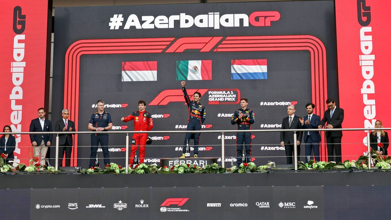 
                <strong>Verlierer: Aserbaidschan-Grand-Prix</strong><br>
                Bisher galt der Grand Prix in Baku als einer der Stadtkurse mit einem extrem hohen Unterhaltungswert und Chaos-Faktor. Dieses Jahr strotzte er allerdings vor Langeweile. Noch dazu sorgte das neue Sprint-Format inklusive des Sprint Shootouts für Unmut. Sowohl bei den Fans kam das Format nicht gut an und auch die Fahrer - allen voran Max Verstappen - zeigten sich wenig überzeugt. Anstelle der erhofften Spannung gingen die Teams im besonders kurzen Rennen nur wenig Risiko ein.
              