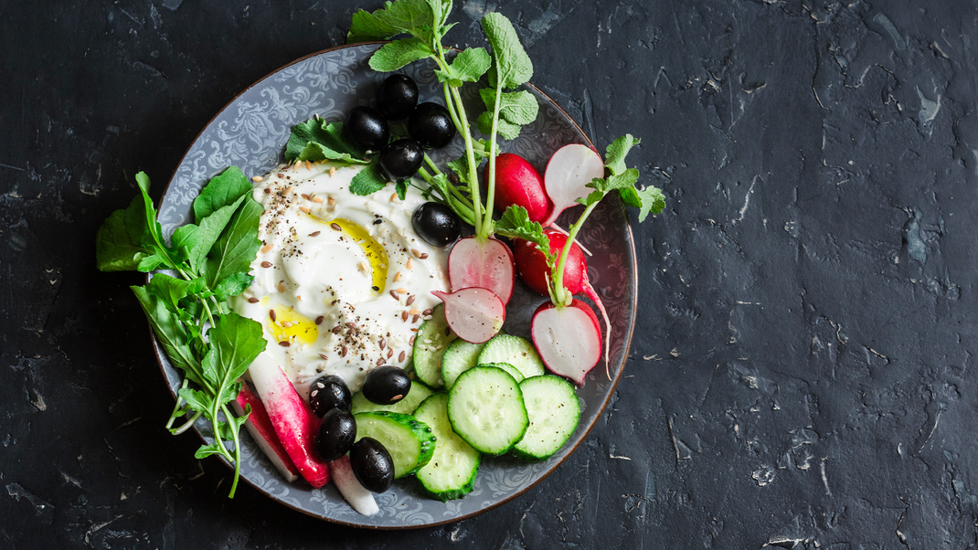 Griechischer Joghurt ist unser absoluter Liebling zu jeder Jahreszeit! So genießt du ihn mit Salat.