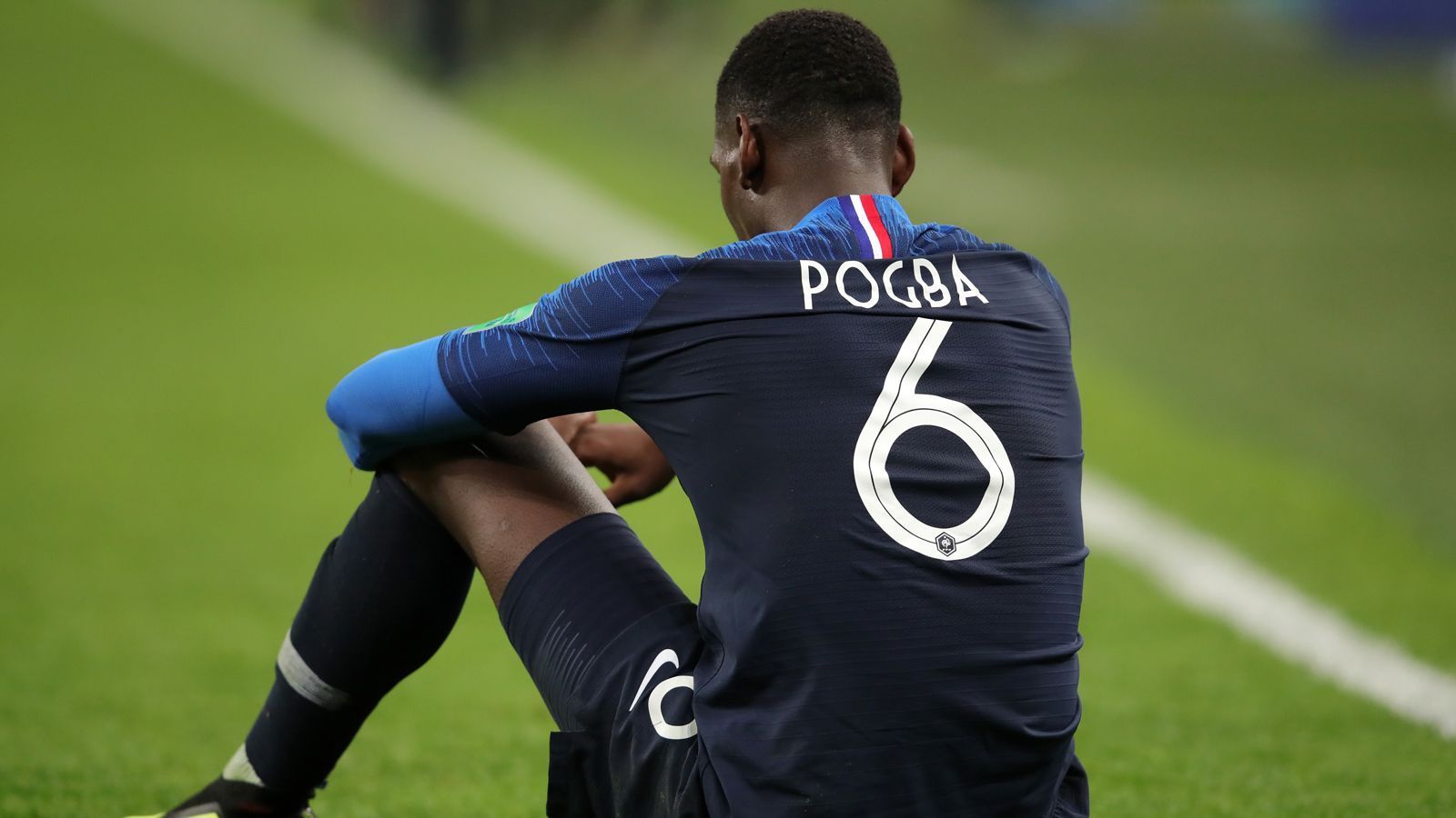 
                <strong>Paul Pogba (Juventus Turin/Frankreich, 91 A-Länderspiele) </strong><br>
                Der französische Mittelfeldstar laboriert weiter an einer Meniskusverletzung, die operiert werden muss. Das teilte sein Verein Juventus Turin mit. Laut der italienischen Tageszeitung "Gazzetta dello Sport" fällt Pogba mindestens zwei Monate aus. Damit wird der wendige Sechser den "Les Bleus" zumindest in der Gruppenphase in Katar nicht helfen können. Je nach Heilungsverlauf und Abschneiden seiner Mannschaft könnte es aber vielleicht für mögliche K.o.-Spiele reichen.
              