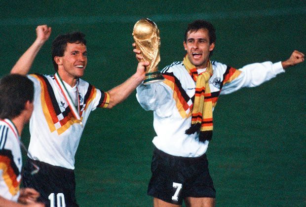 
                <strong>8.7.1990: Deutschland - Argentinien 1:0</strong><br>
                So dürfen Kapitän Lothar Matthäus (l.) und Pierre Littbarski den WM-Pokal spazieren führen, während sich die Argentinier aufgrund von zwei Platzverweisen auf den mexikanischen Schiedsrichter Codesal Mendez einschießen.
              