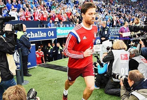 
                <strong>Xabi Alonso gegen Schalke: Das Debüt für Bayern</strong><br>
                Der Neuzugang aus Madrid zieht das Interesse der Medien auf sich. Auf dem Weg zum Rasen wird er von etlichen Kameras im Stadion abgelichtet.
              